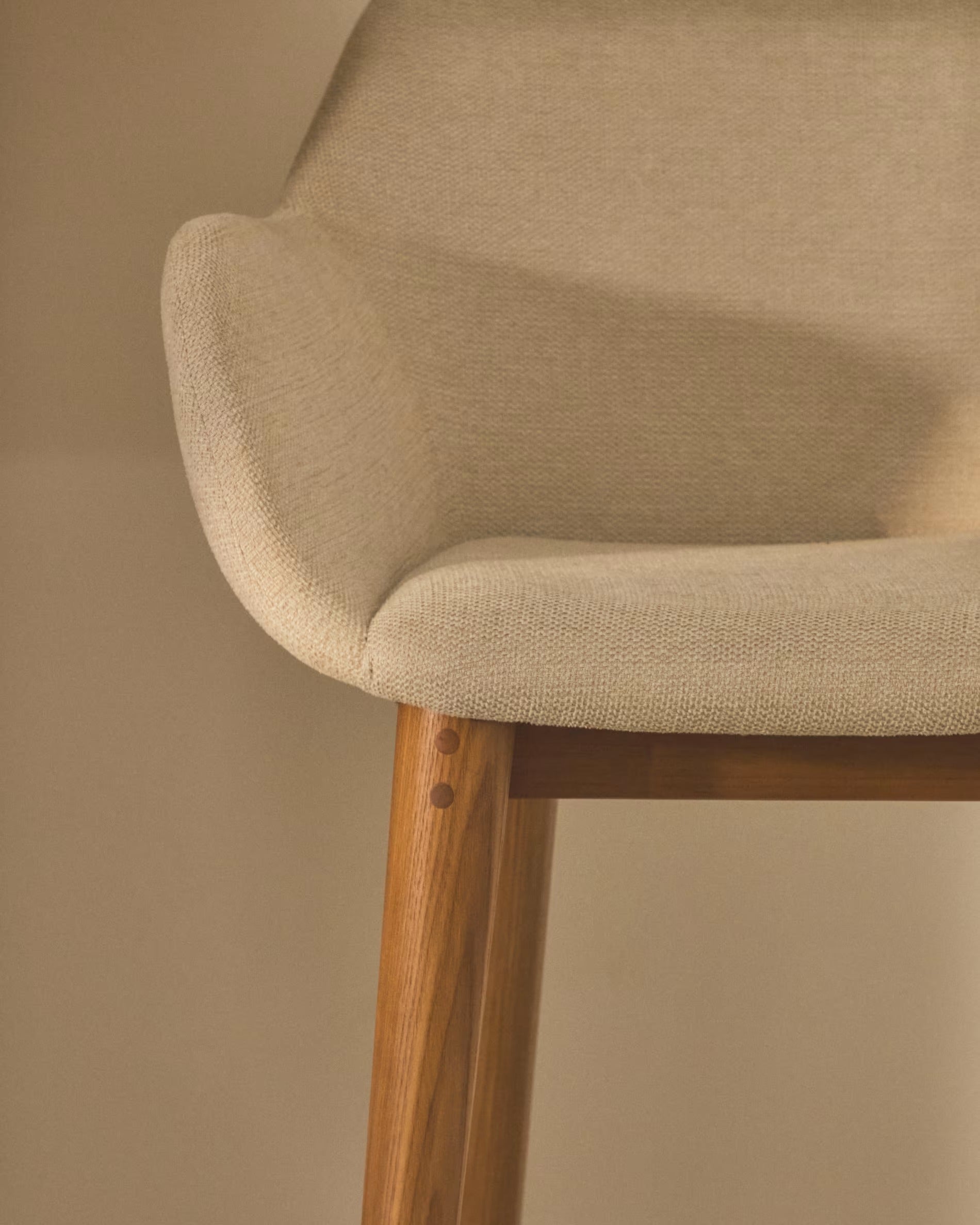 Reitstuhl Beige mit einer dunklen Holzbasis
