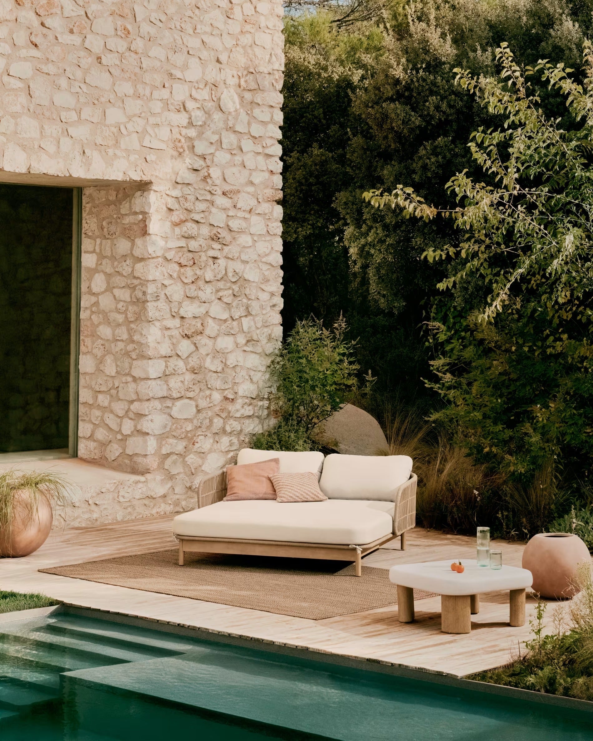 LABRA Outdoor-Couchtisch aus Zement und Akazienholz
