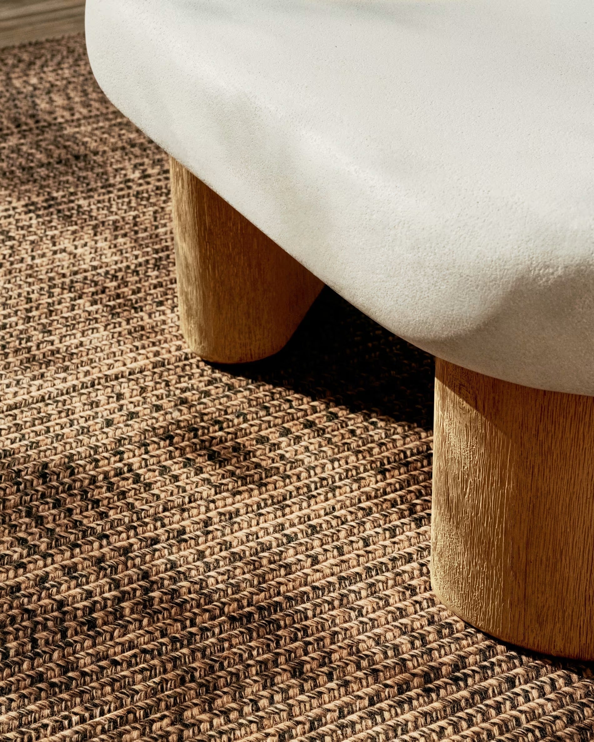 LABRA Outdoor-Couchtisch aus Zement und Akazienholz