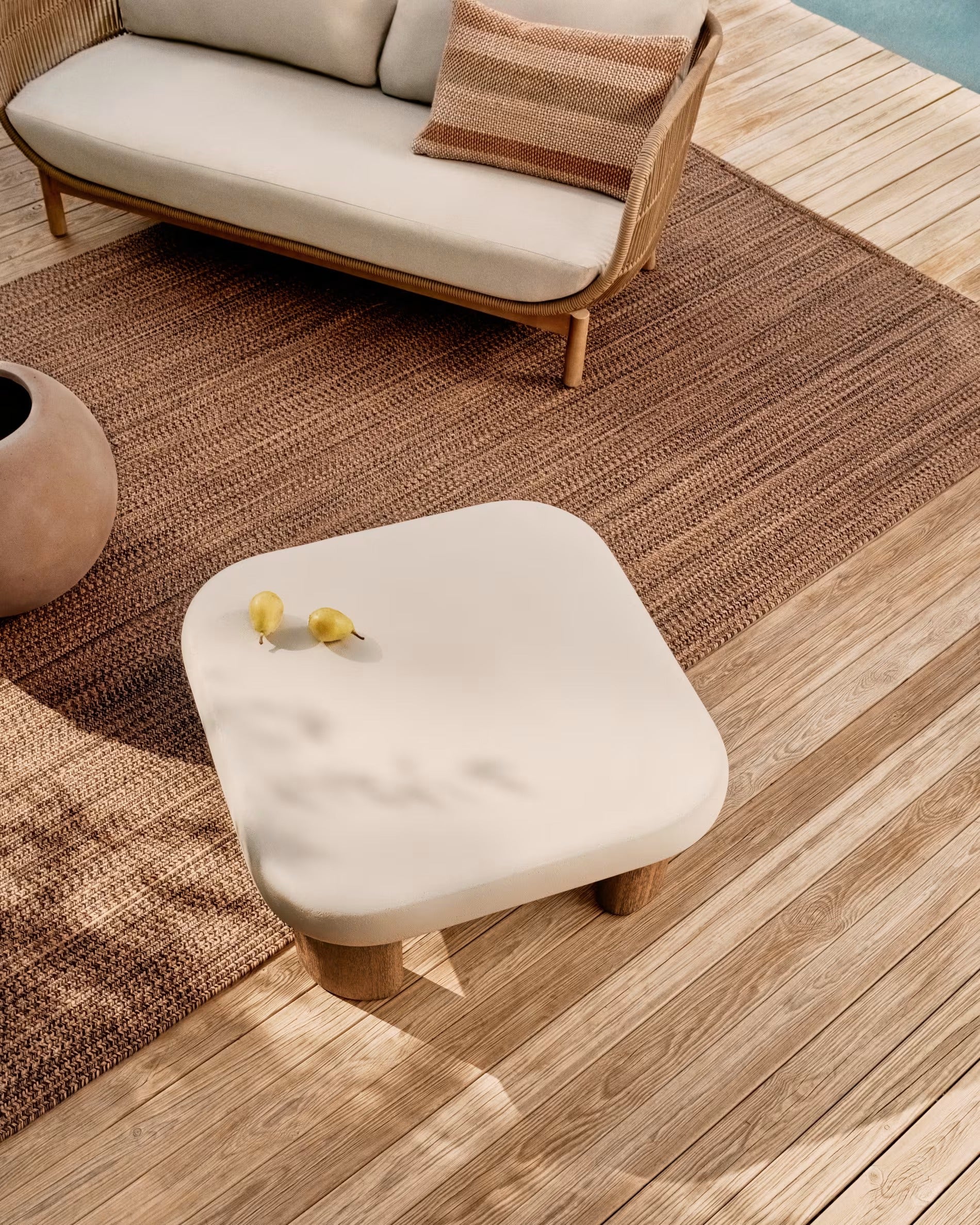 LABRA Outdoor-Couchtisch aus Zement und Akazienholz