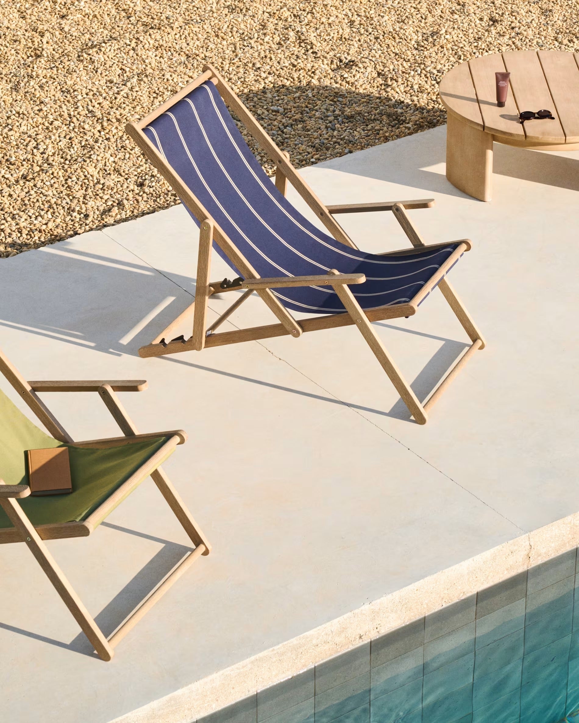 VILARA Liegestuhl in Marineblau und Beige mit Akazienfuß