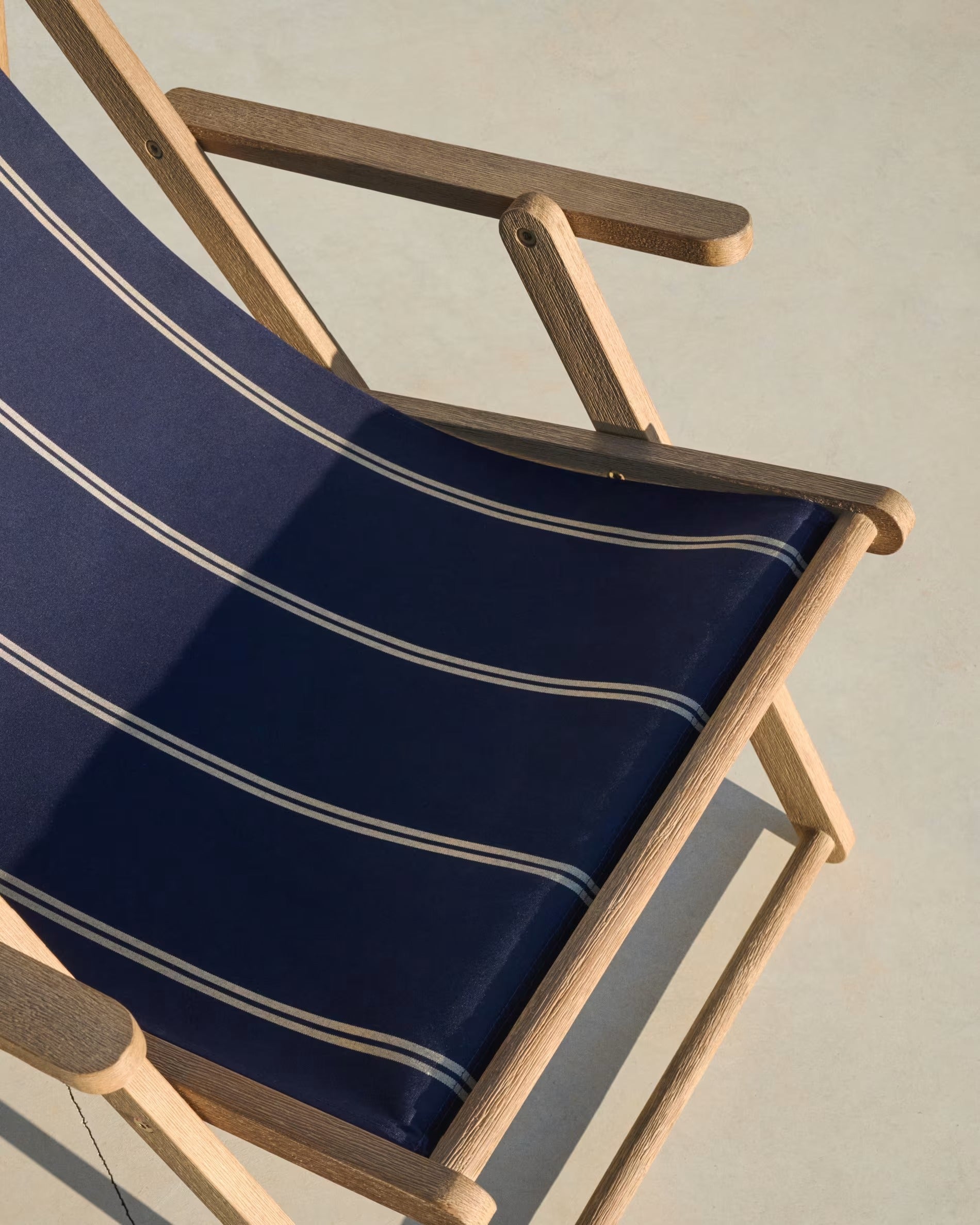 VILARA Liegestuhl in Marineblau und Beige mit Akazienfuß