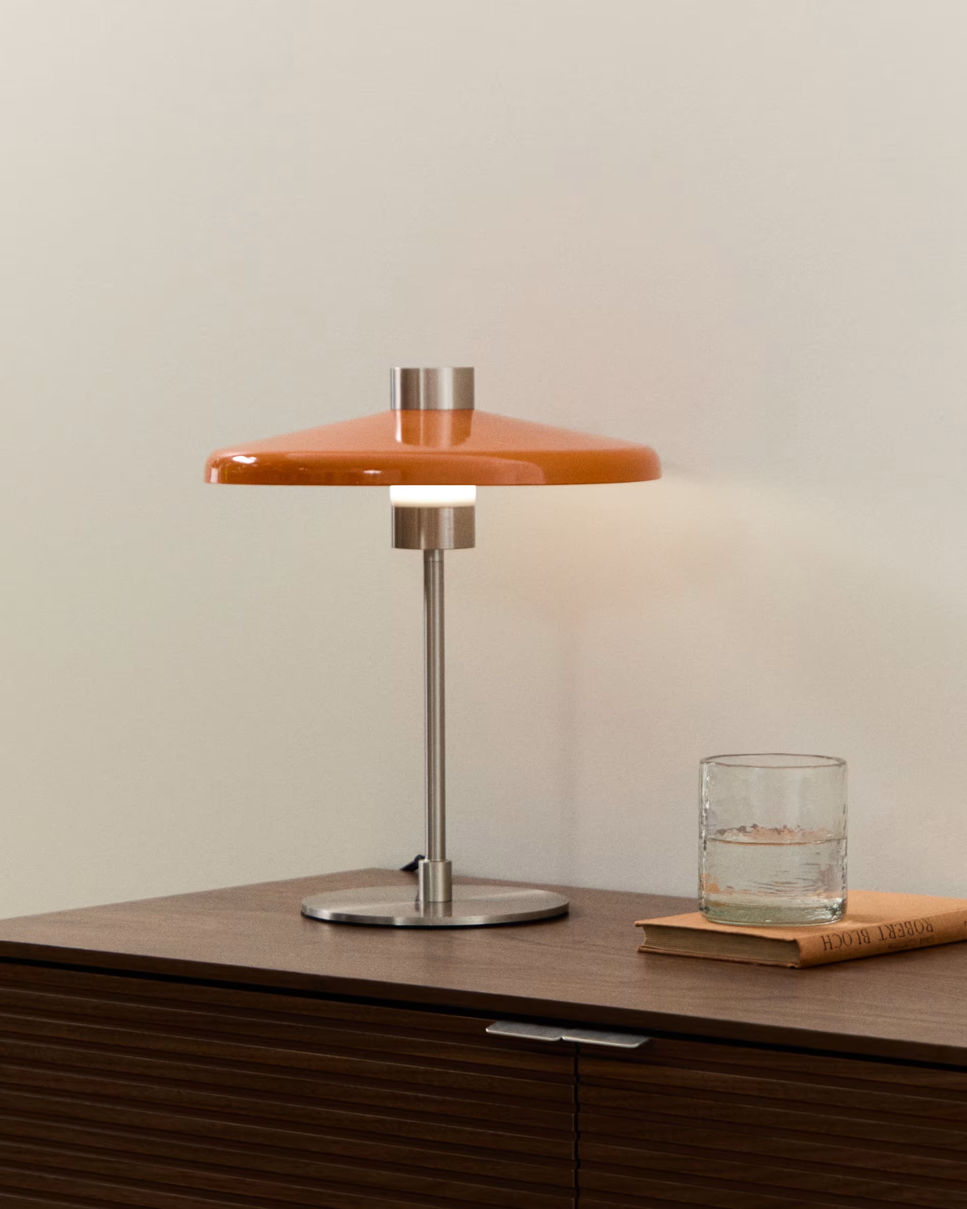 Tischlampe NUVIRA orange mit silbernem Fuß
