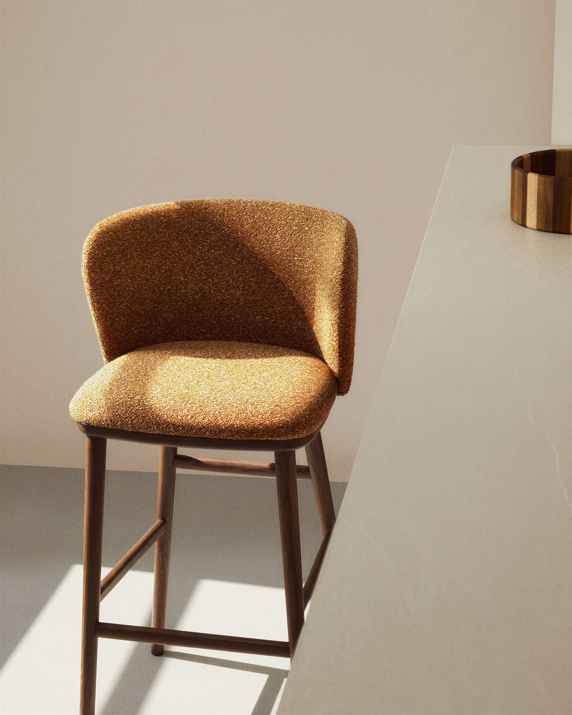 Barhocker CISELIA ziegelroter Chenille mit dunklem Eschenfuß