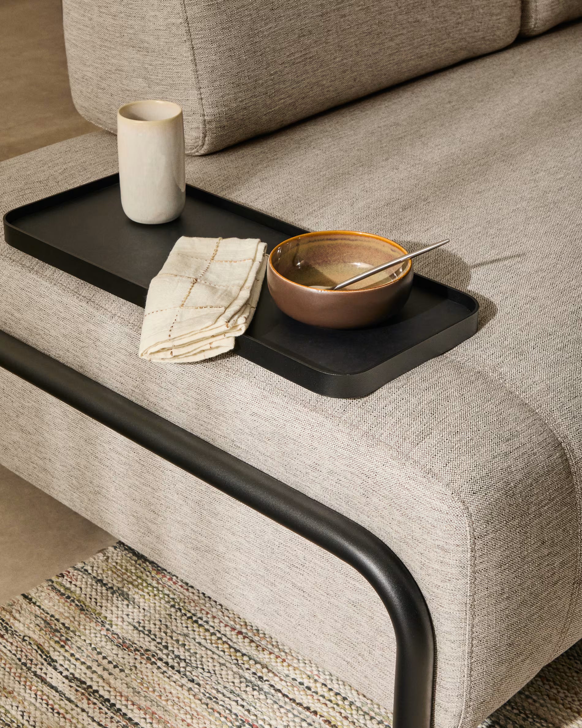 Sofa 2-sitzig rechts mit Tablett COMPO grau-beige mit schwarzem Gestell