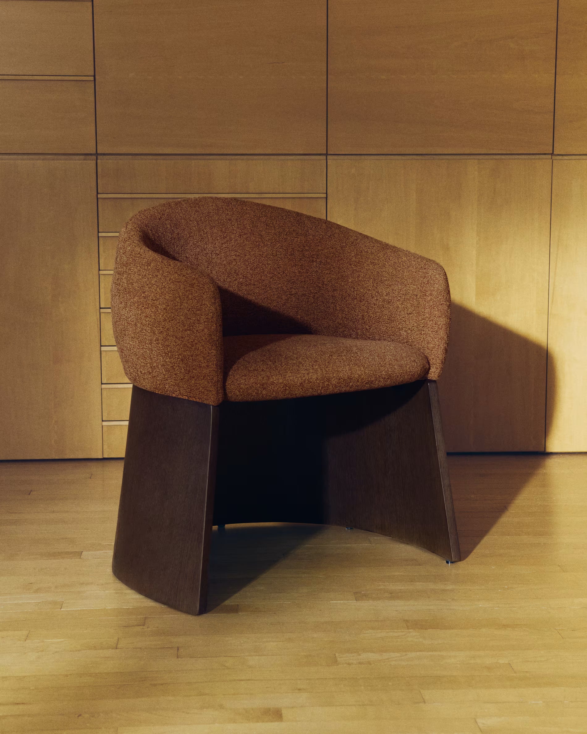 Stuhl BOSCA ziegelroter Chenille mit einer Basis aus Nussbaumfurnier