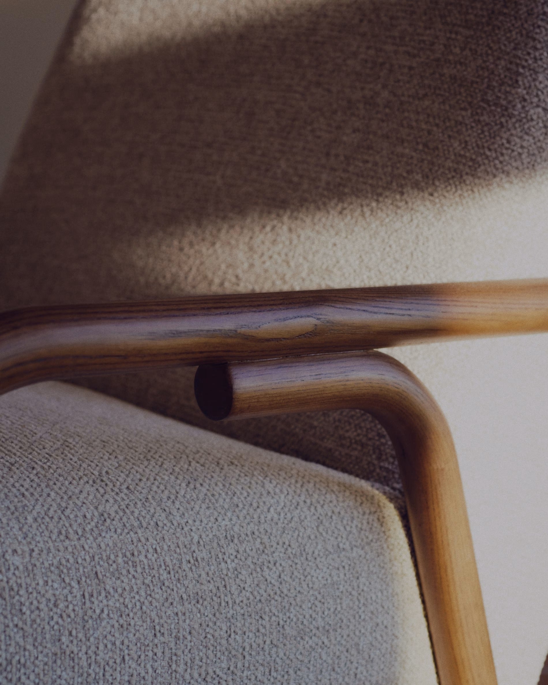 Beiger SYLO Sessel mit dunklem Eschenfuß