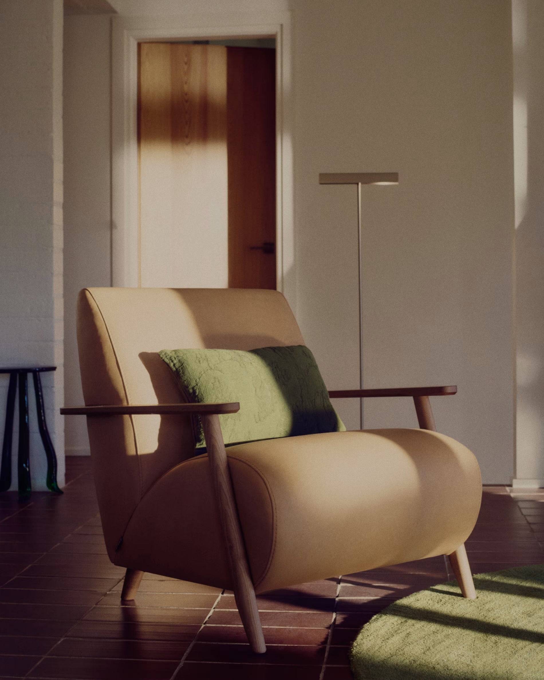 Fotel MEGHAN brązowy skórzany z ciemną jesionową podstawą