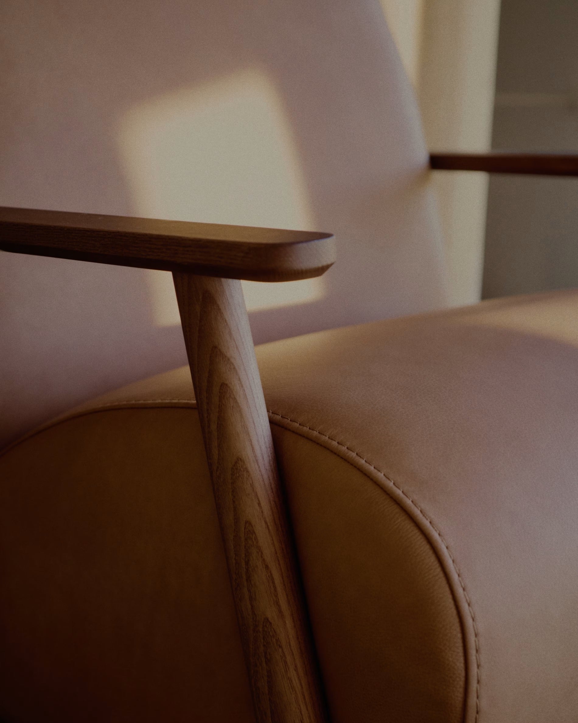 Fotel MEGHAN brązowy skórzany z ciemną jesionową podstawą