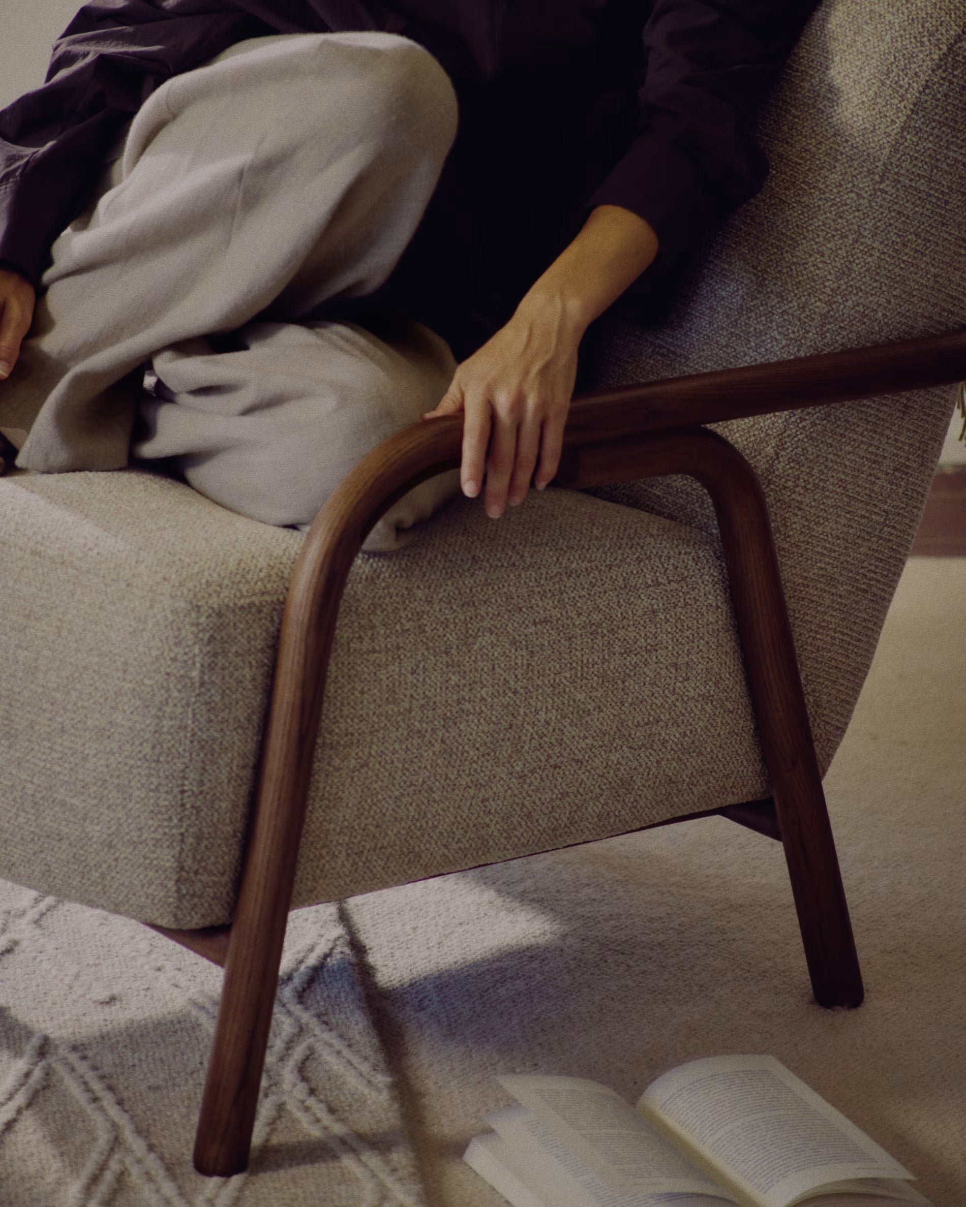 Beiger SYLO Sessel mit dunklem Eschenfuß