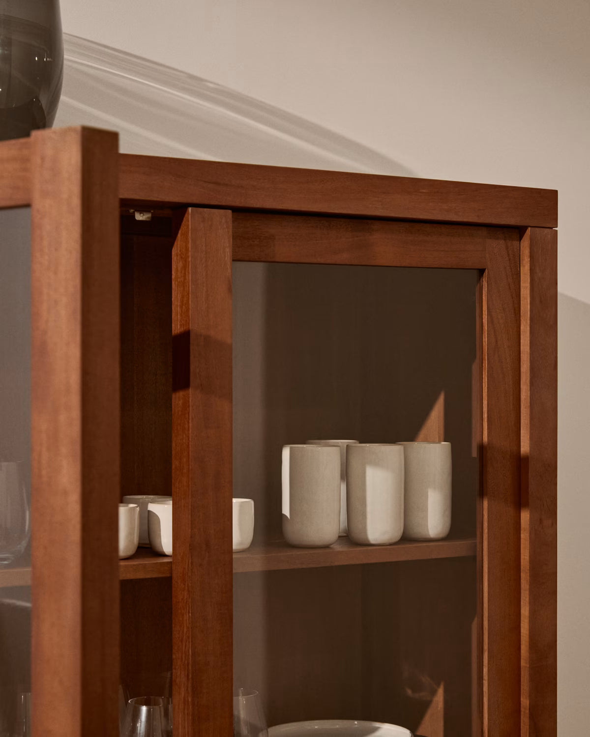 Vitrine mit Glasfront NORANI aus massivem Holz und Akazienfurnier