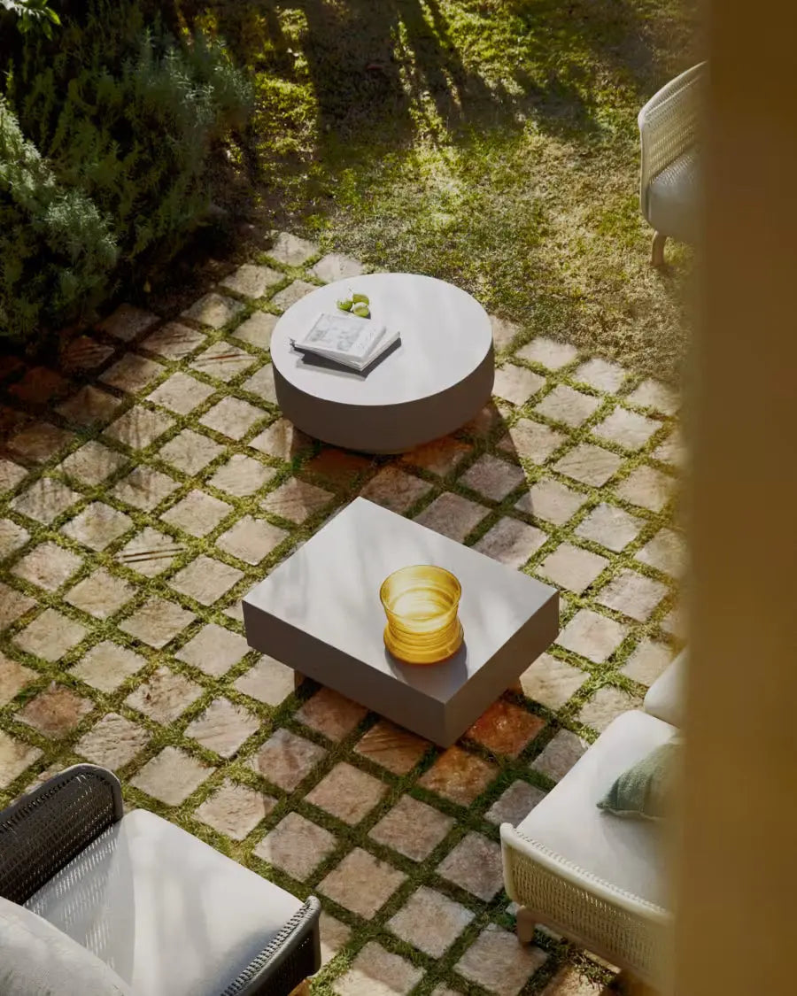 Stolik kawowy GARBET brązowy cement – Kave Home