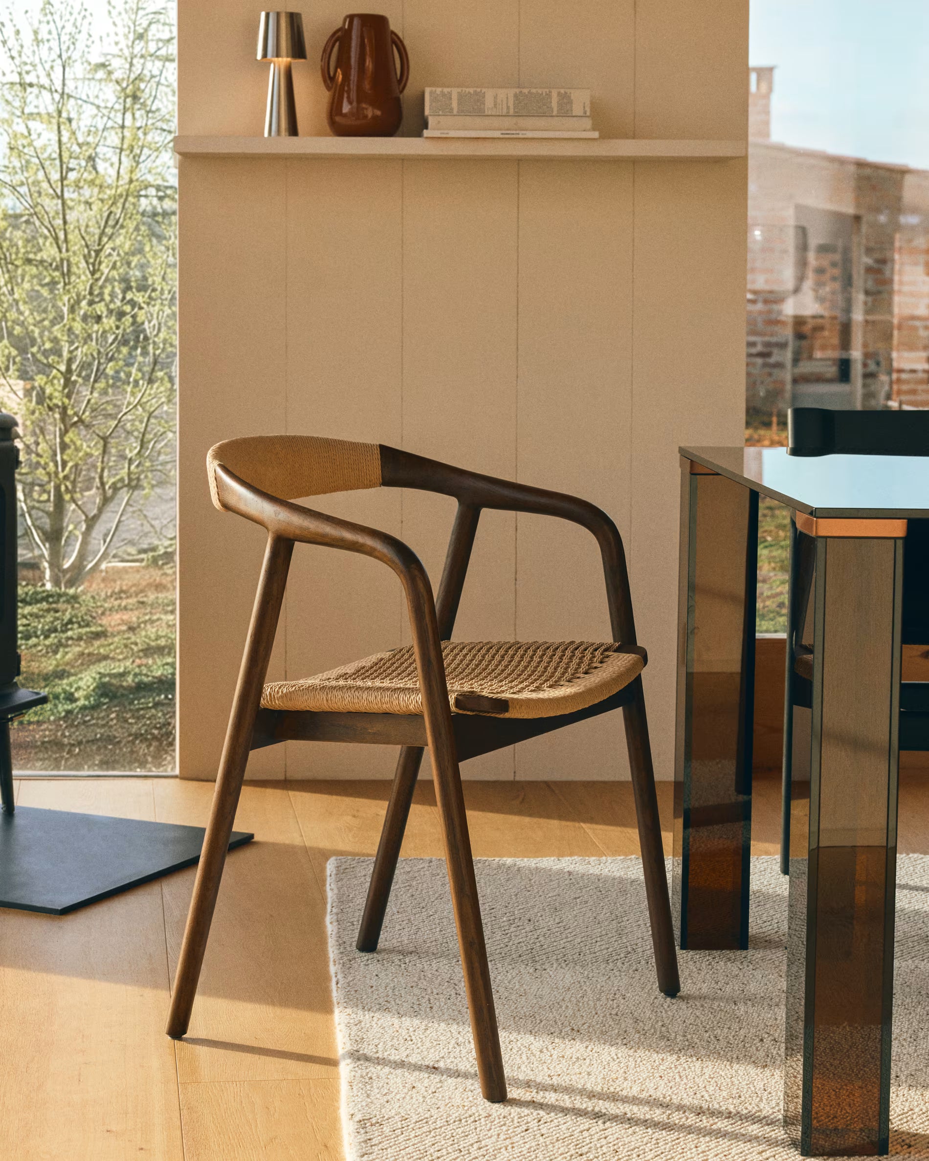 Stuhl DERILE beige mit dunklem Holzgestell