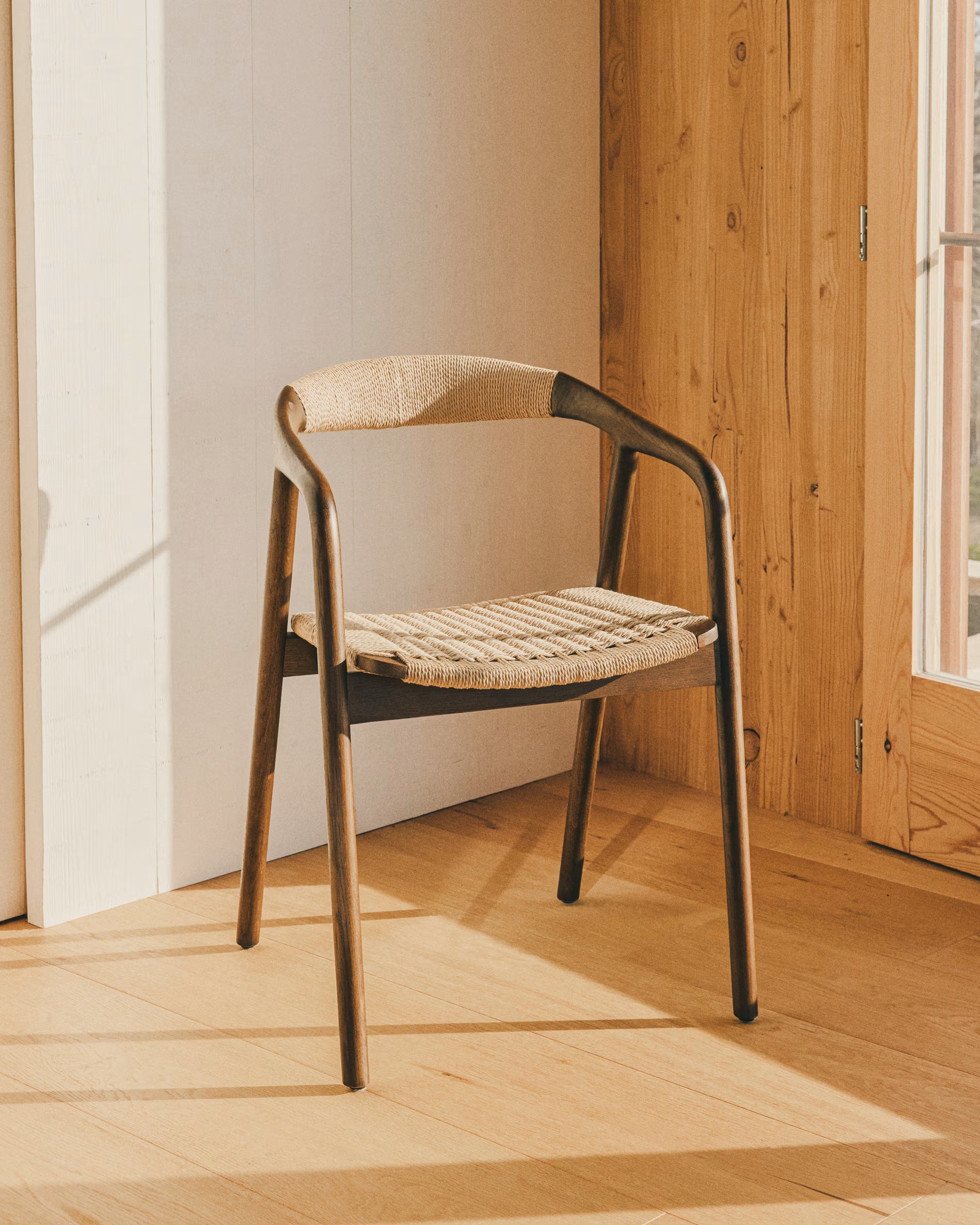 Stuhl DERILE beige mit dunklem Holzgestell