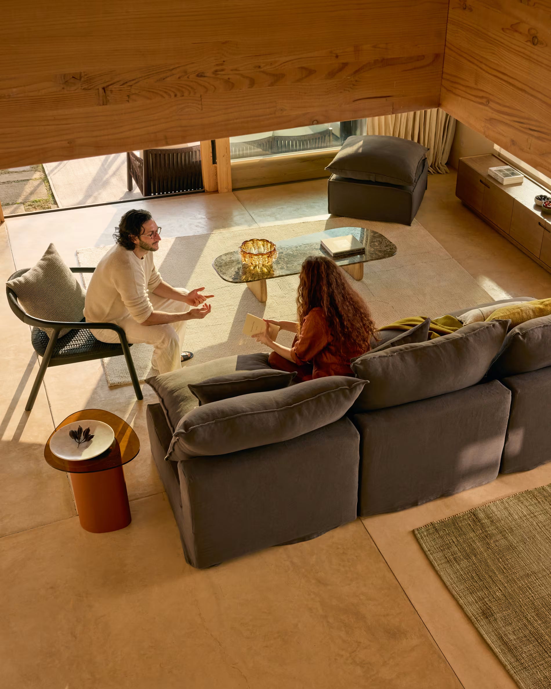 Beistelltisch OLIR mit Glasplatte und braunem Gestell