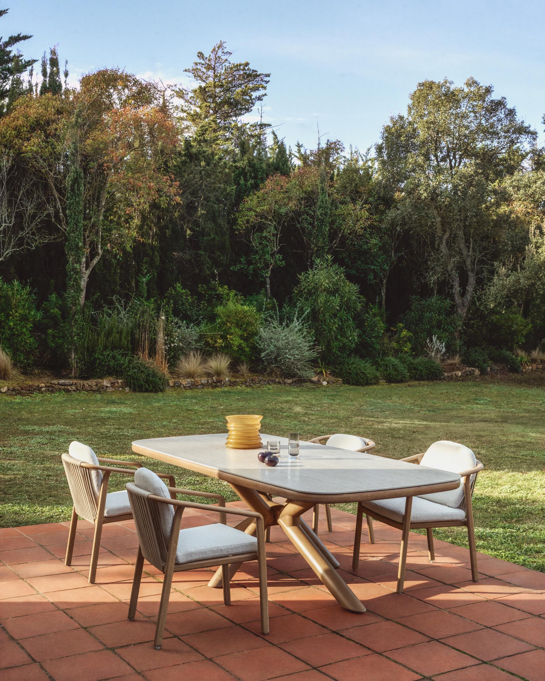 Gartenstuhl SIRTE ecru mit Holzimitat-Oberfläche