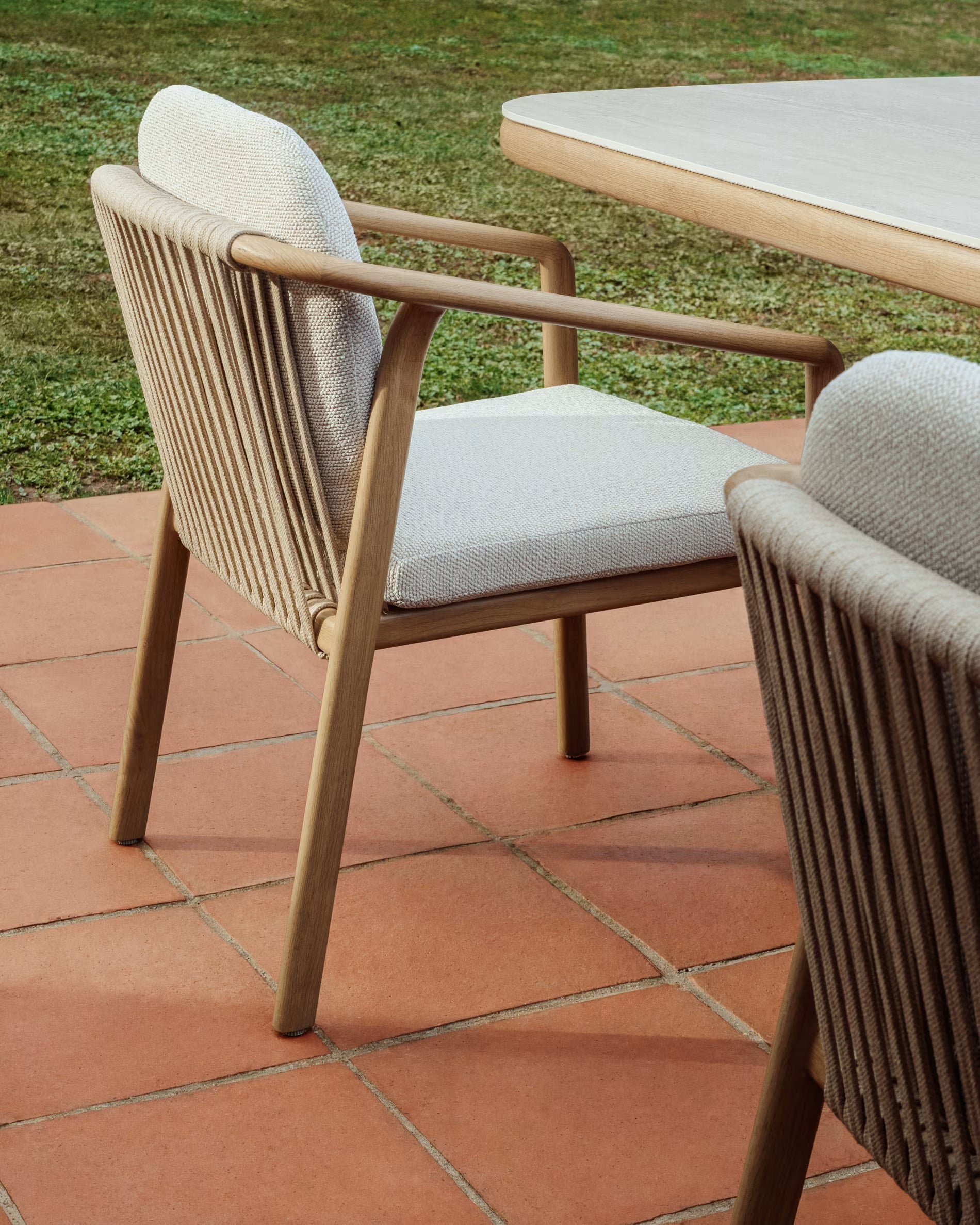 MIRTIA Ecru Garden Set with Aluminum Base Featuring Wood Effect