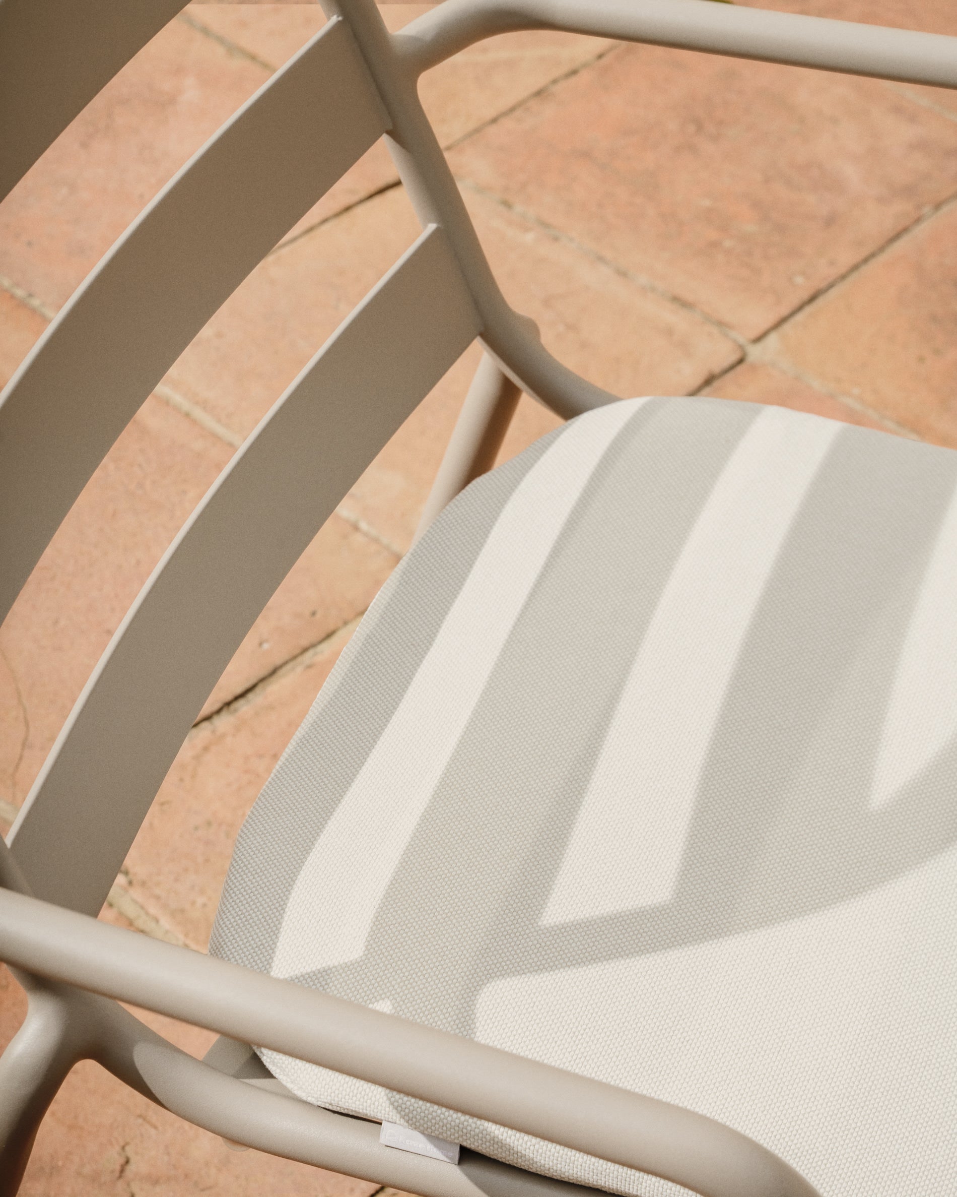 JONCOLS taupe garden chair