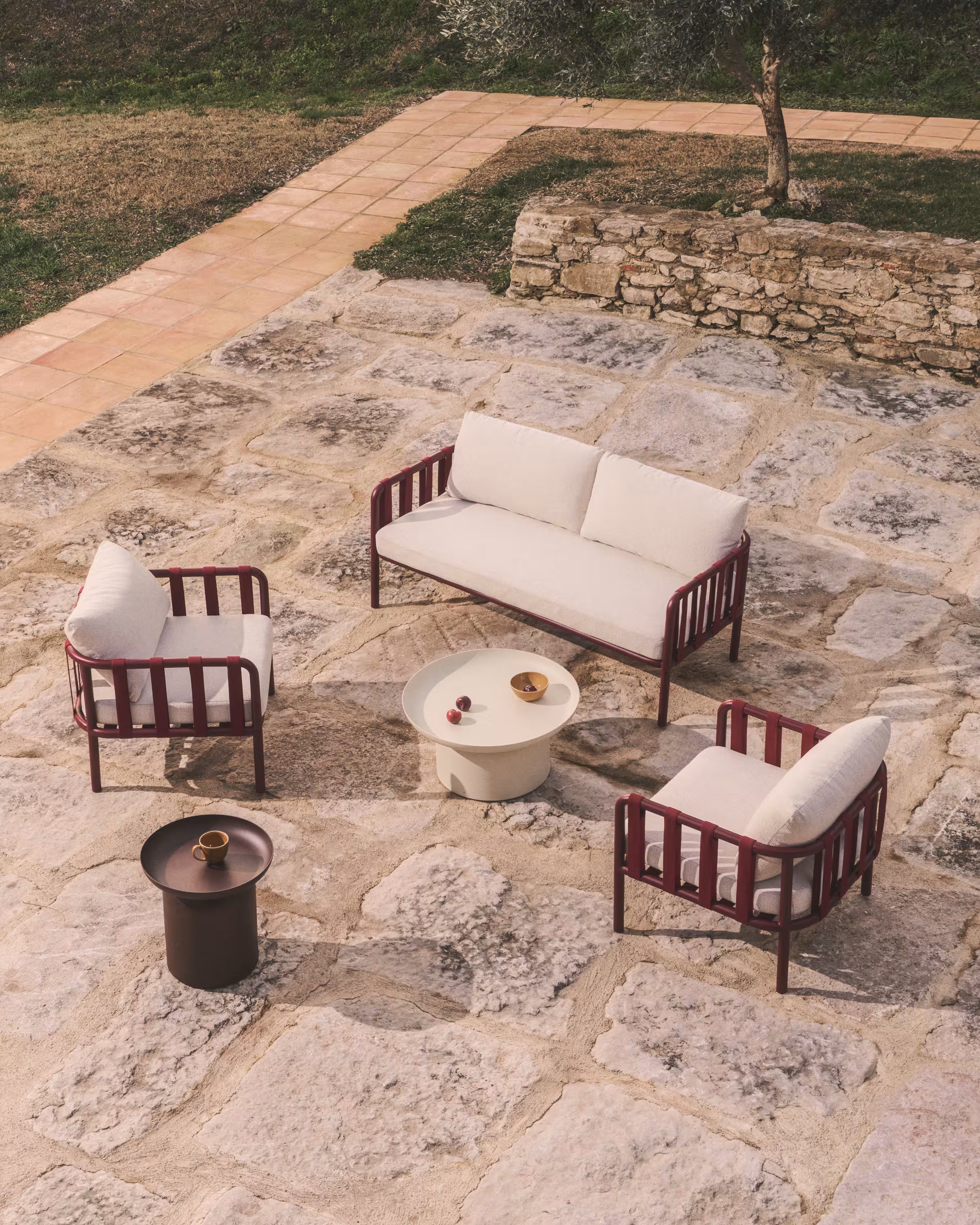 Gartenmöbelset OMALA in hellbeige mit burgunderfarbener Basis
