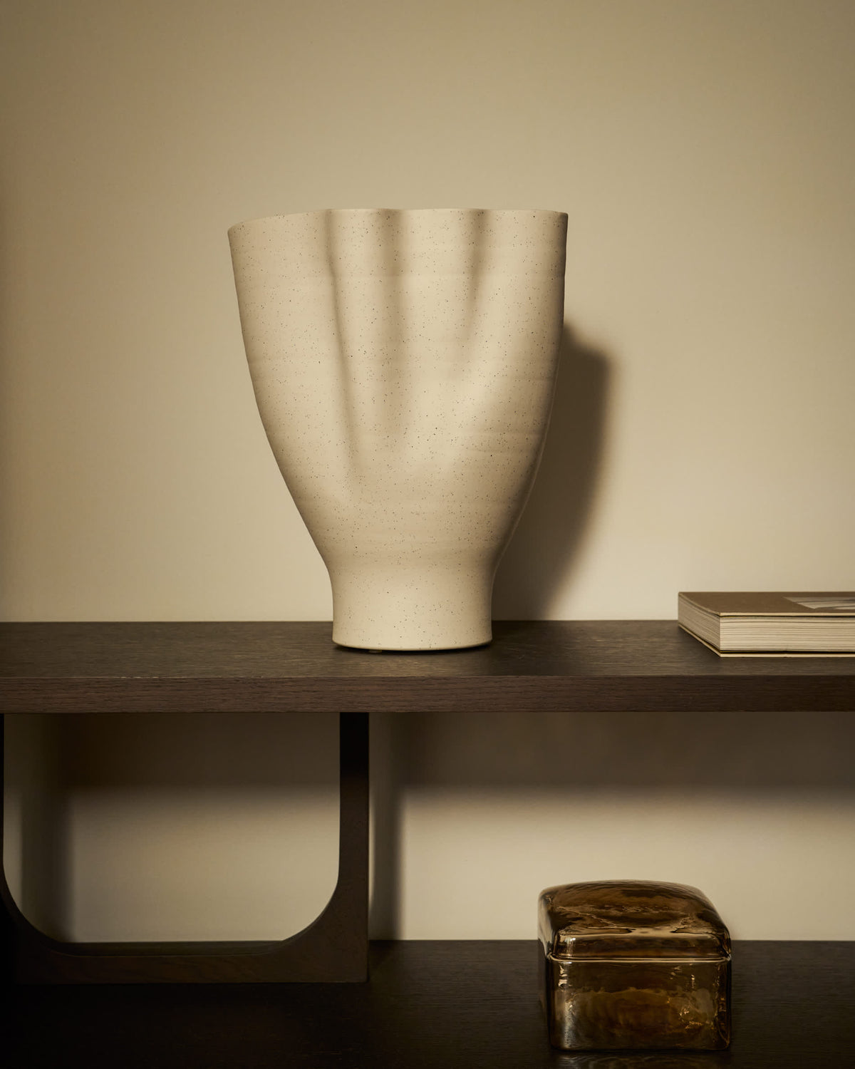 Wazon NILEA ecru ceramiczny – ujęcie 2