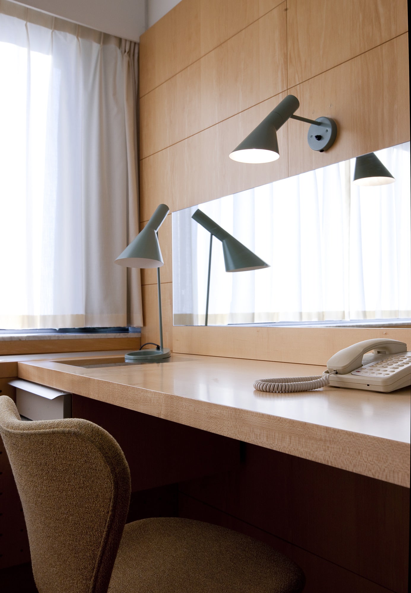 Lampa ścienna AJ ciepły szary