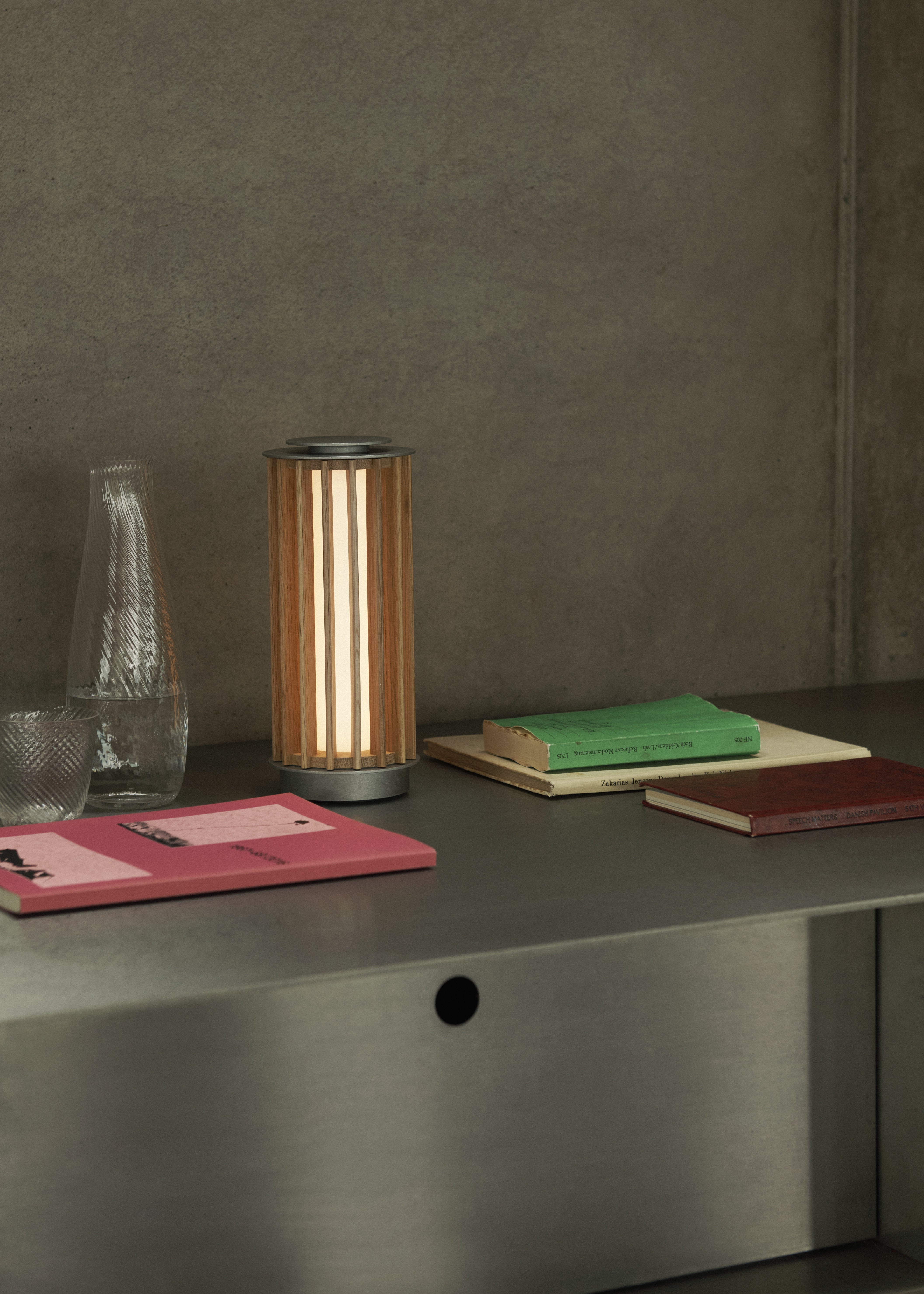Tragbare Lampe NUMBRA TY3 aus Aluminium mit Eichenholz.