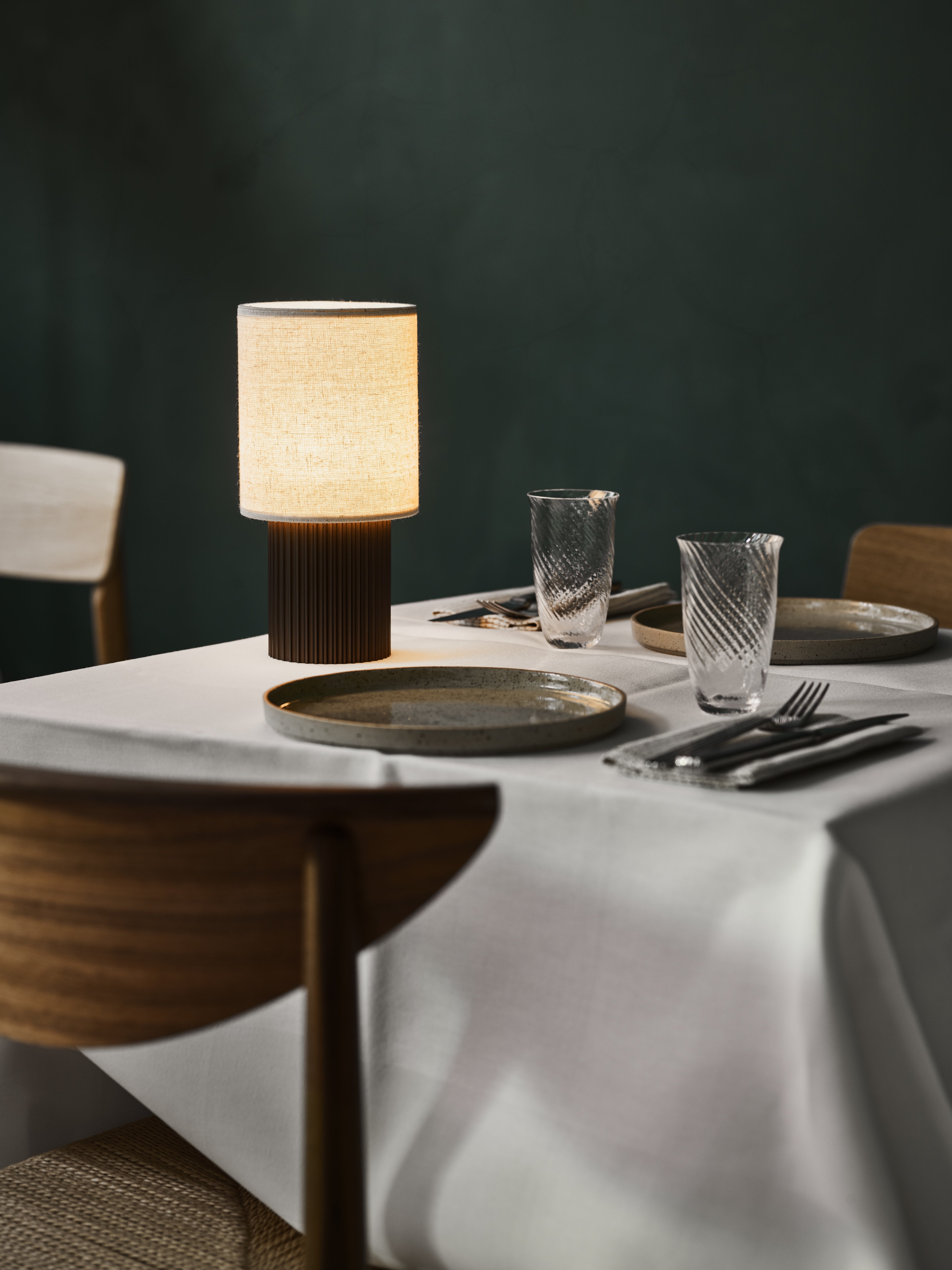 Tragbare Lampe MANHATTAN mit einem Stoffschirm und braunem Fuß