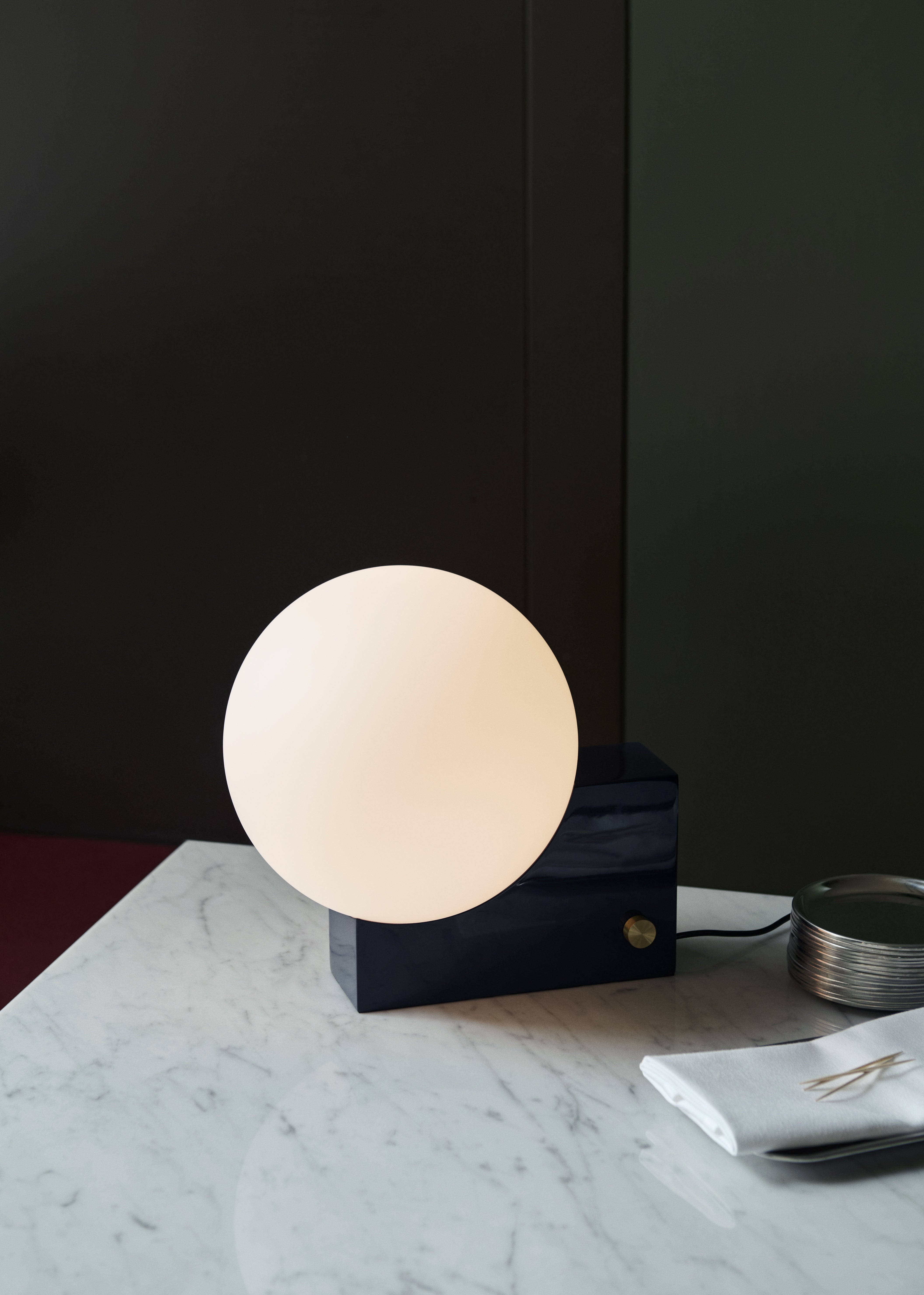 Tischlampe JOURNEY SH1 mit milchigem Schirm und schwarzem Fuß