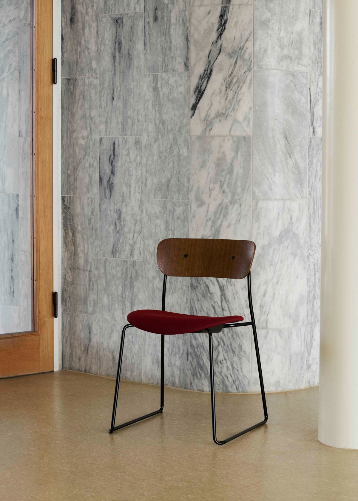 Stuhl PAVILION AV52 lackierte Nuss mit gepolstertem Sitz und schwarzem Gestell
