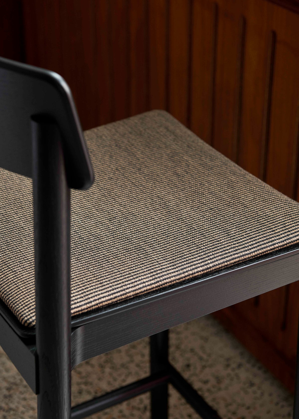 Hocker BETTY schwarzes lackiertes Eschenholz mit gepolsterter Sitzfläche