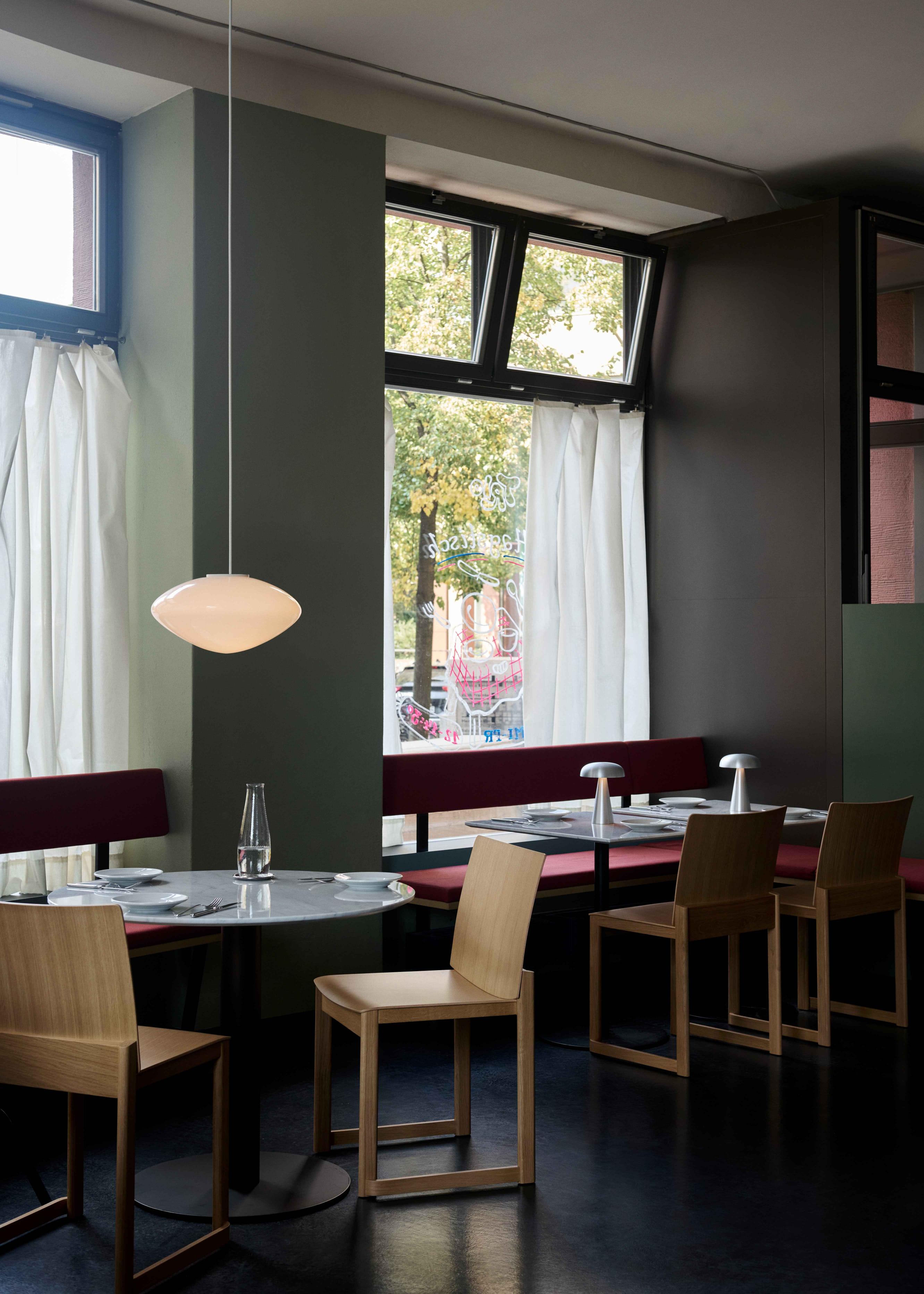 Café-Tisch IN BETWEEN SK16 mit schwarzer Laminatplatte und braunem Gestell