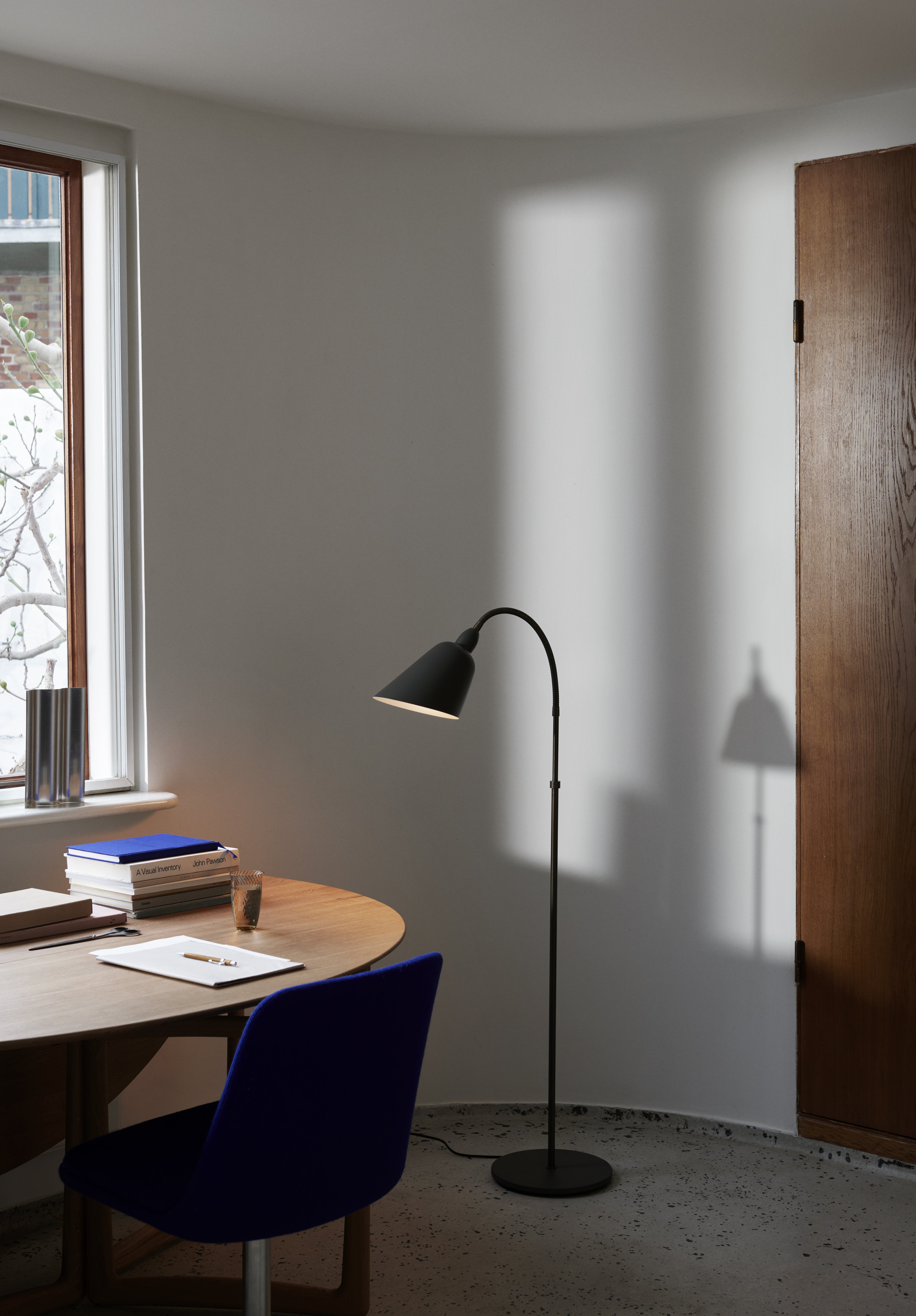 Stehlampe BELLEVUE AJ7 graphit mit brüniertem Messingfuß