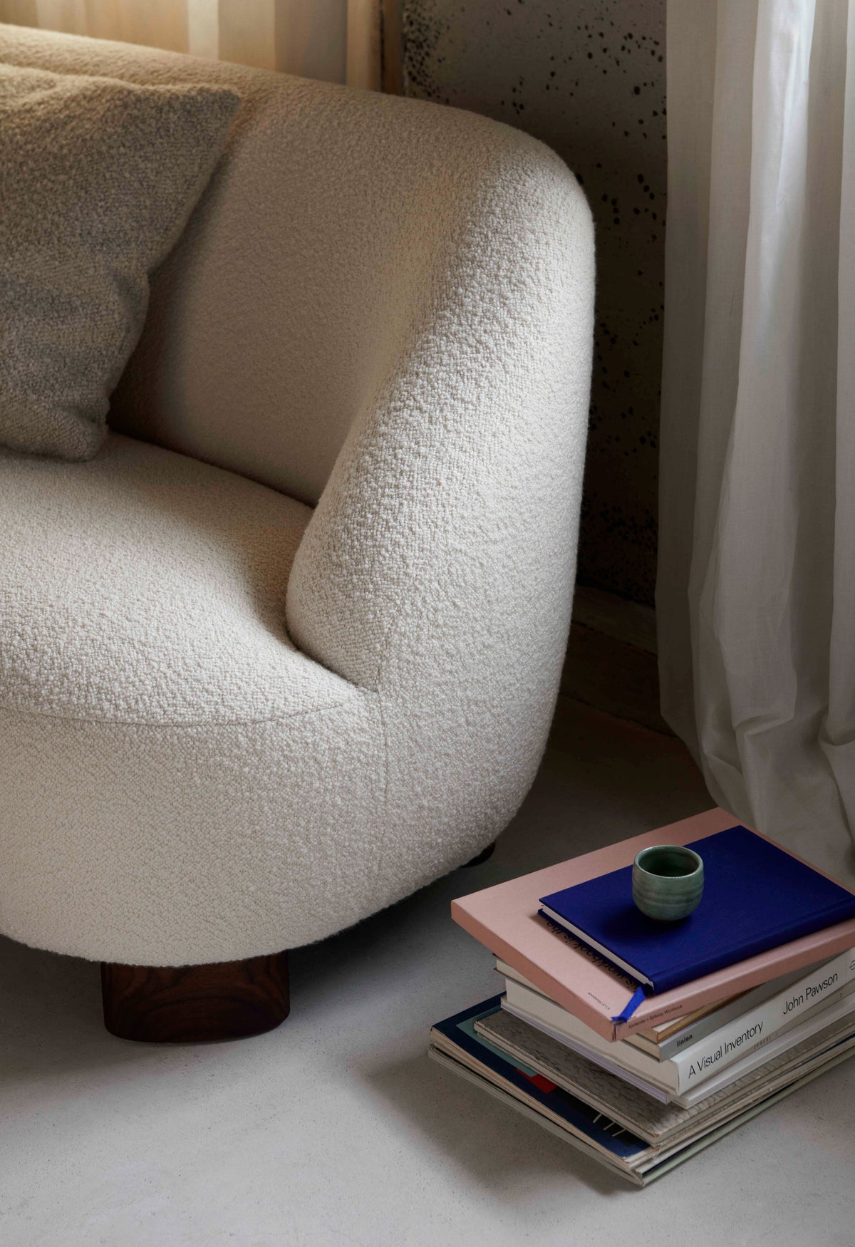 Zweisitzer-Sofa MARGAS LC3 mit Nussbaumfuß
