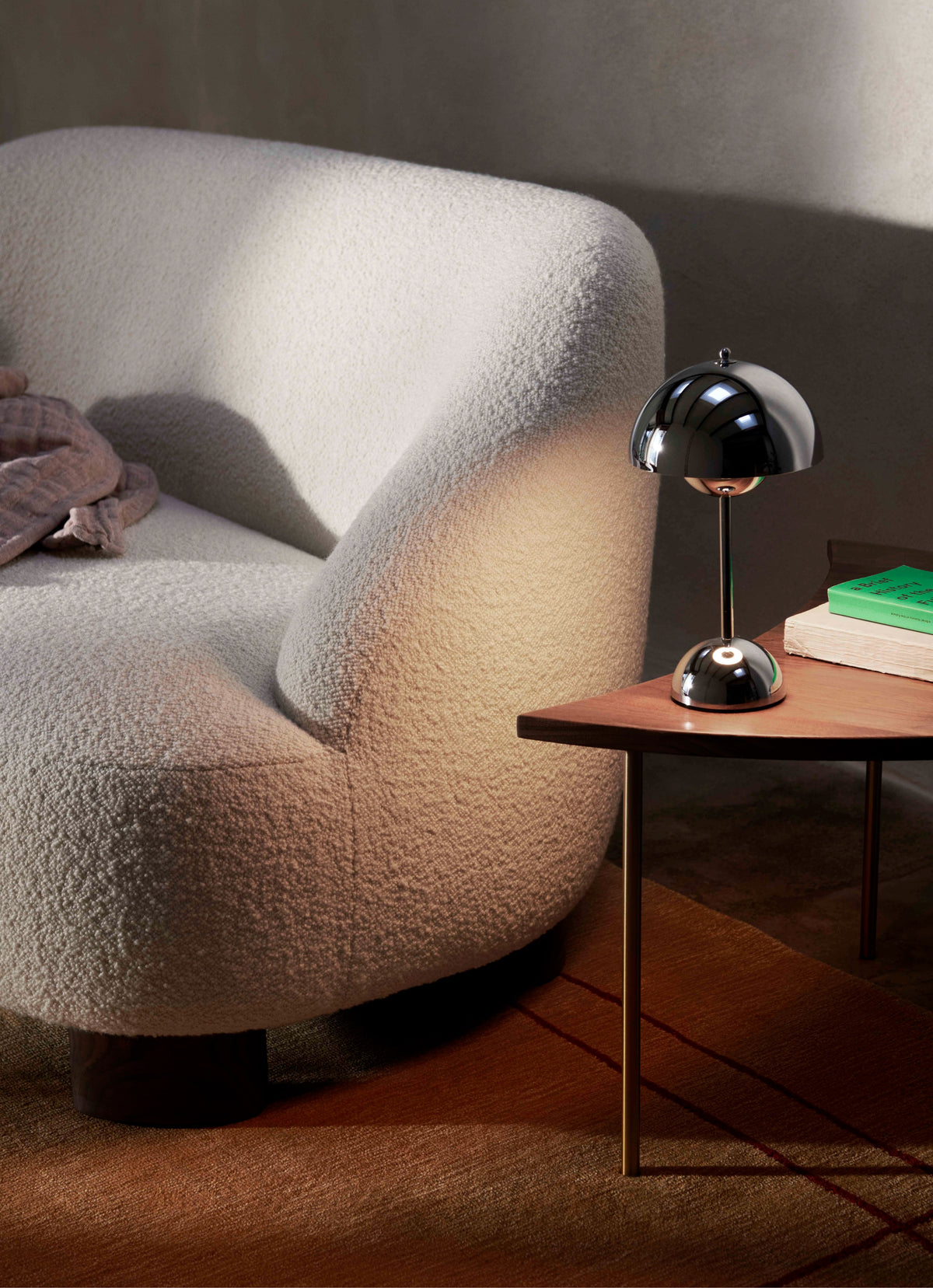 Zweisitzer-Sofa MARGAS LC3 mit Nussbaumfuß