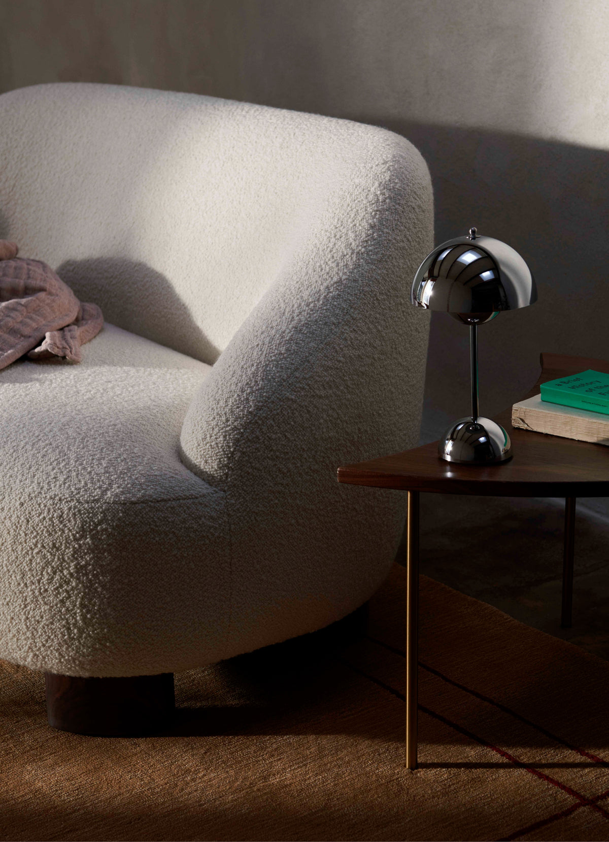Zweisitzer-Sofa MARGAS LC3 mit Nussbaumfuß