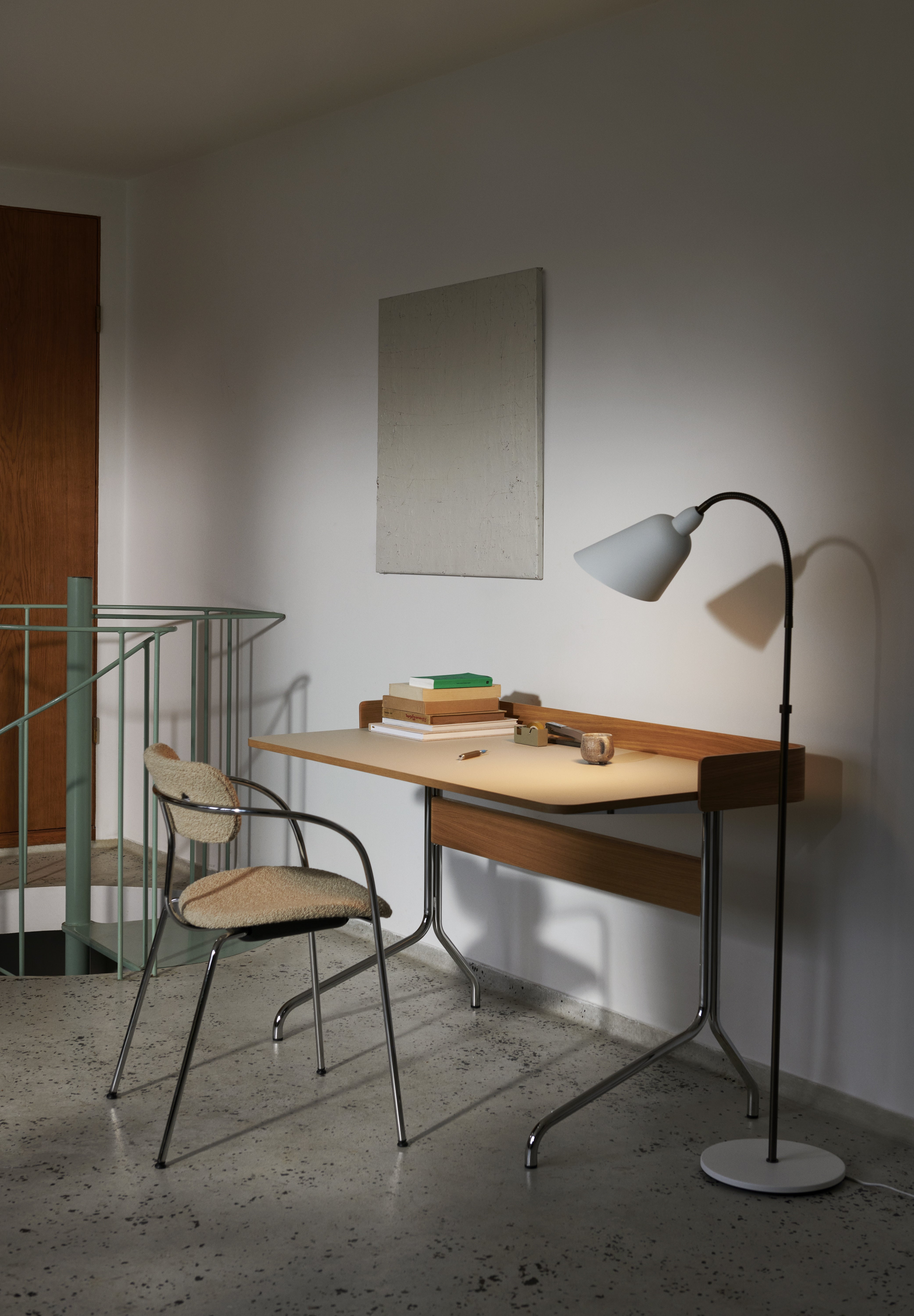 Stehlampe BELLEVUE AJ7 graphit mit brüniertem Messingfuß