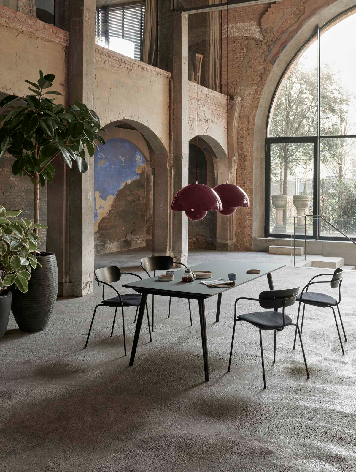 Sessel mit Armlehnen PAVILION AV11 gepolstert mit schwarzem Gestell