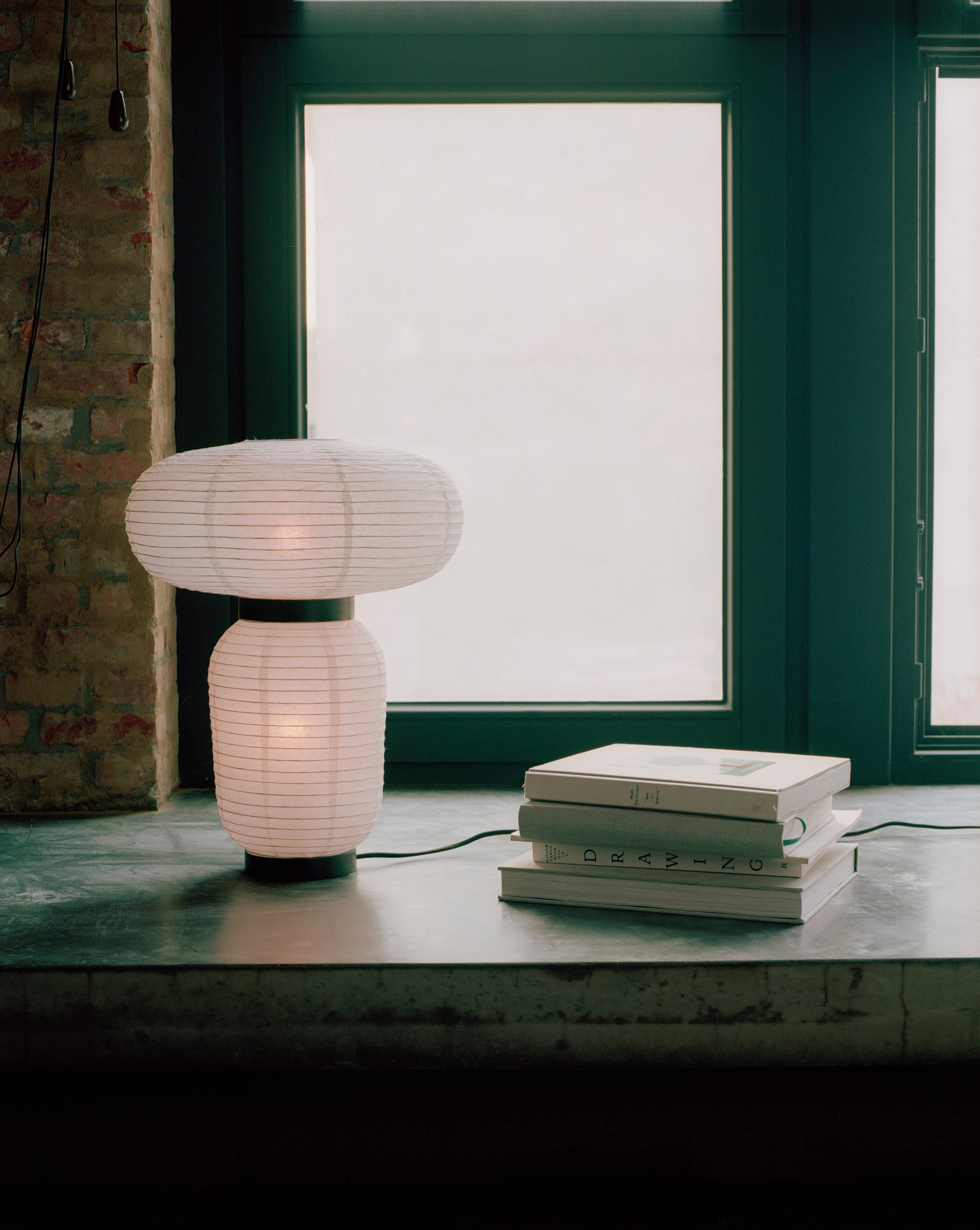 Tischlampe FORMAKAMI JH18 mit weißem Papierschirm und schwarzem Eichenfinish