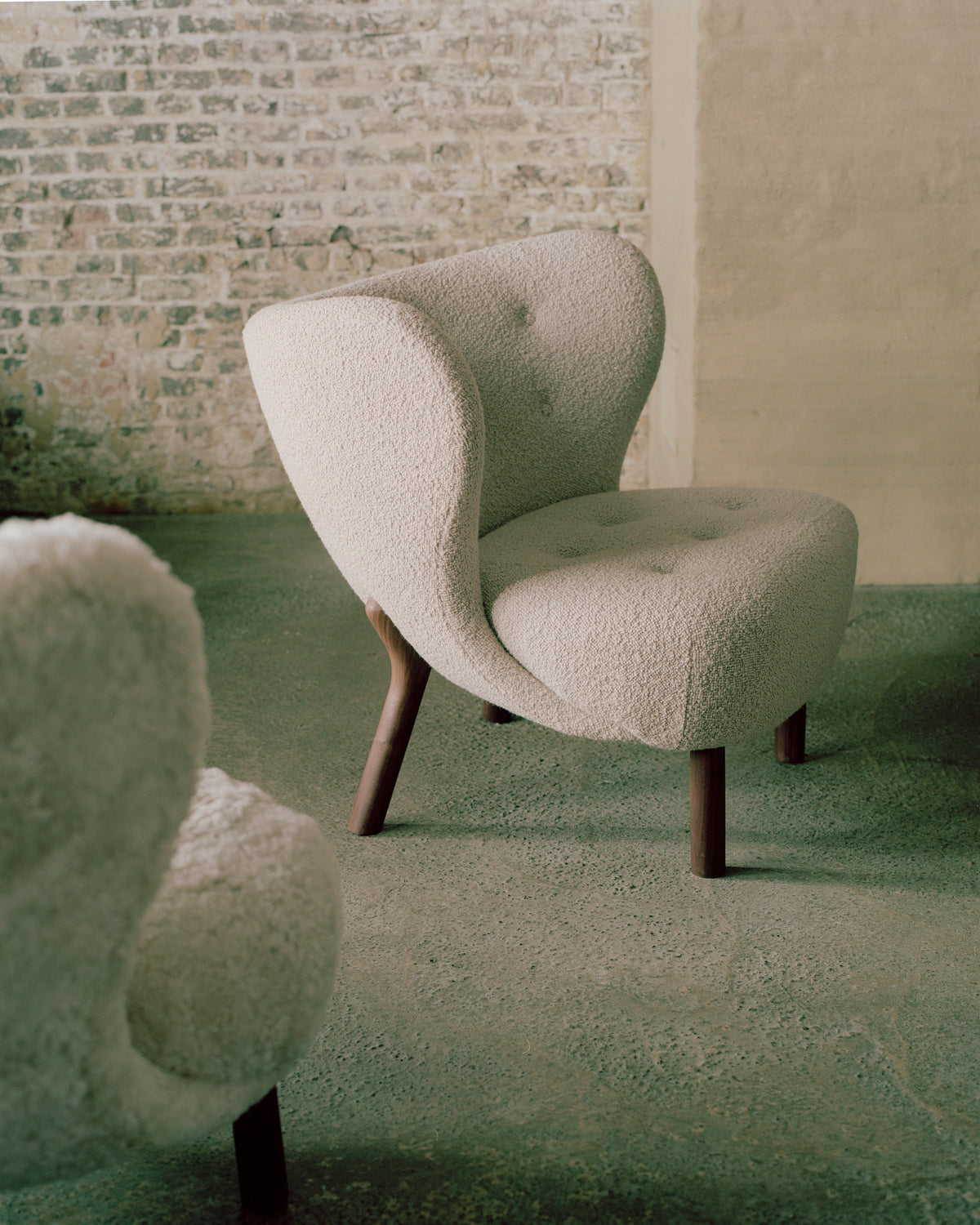 Sessel LITTLE PETRA VB1 gepolstert mit Nussbaumfuß
