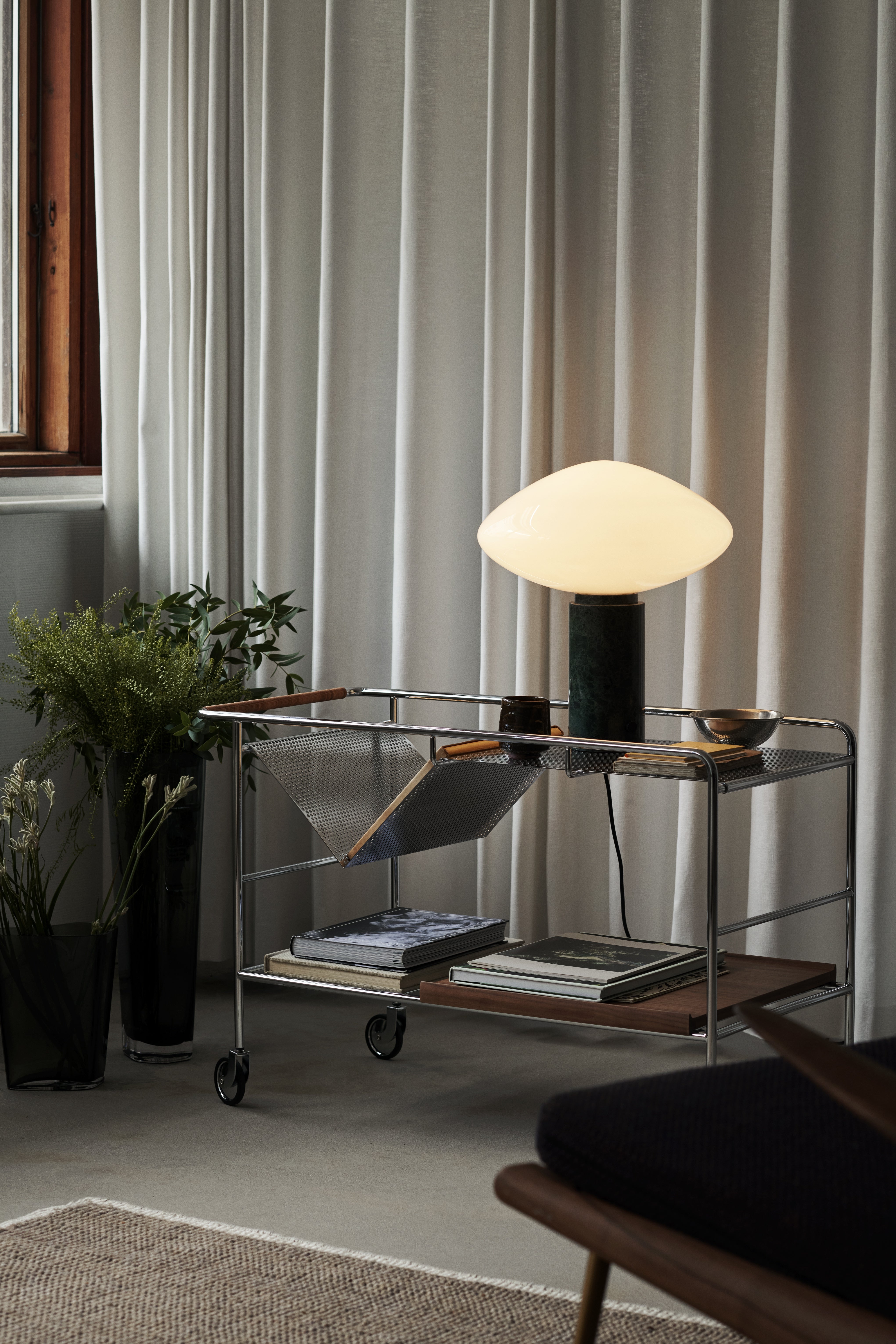 Tischlampe MIST AP17 mit gläsernem Schirm und grüner Marmorbasis