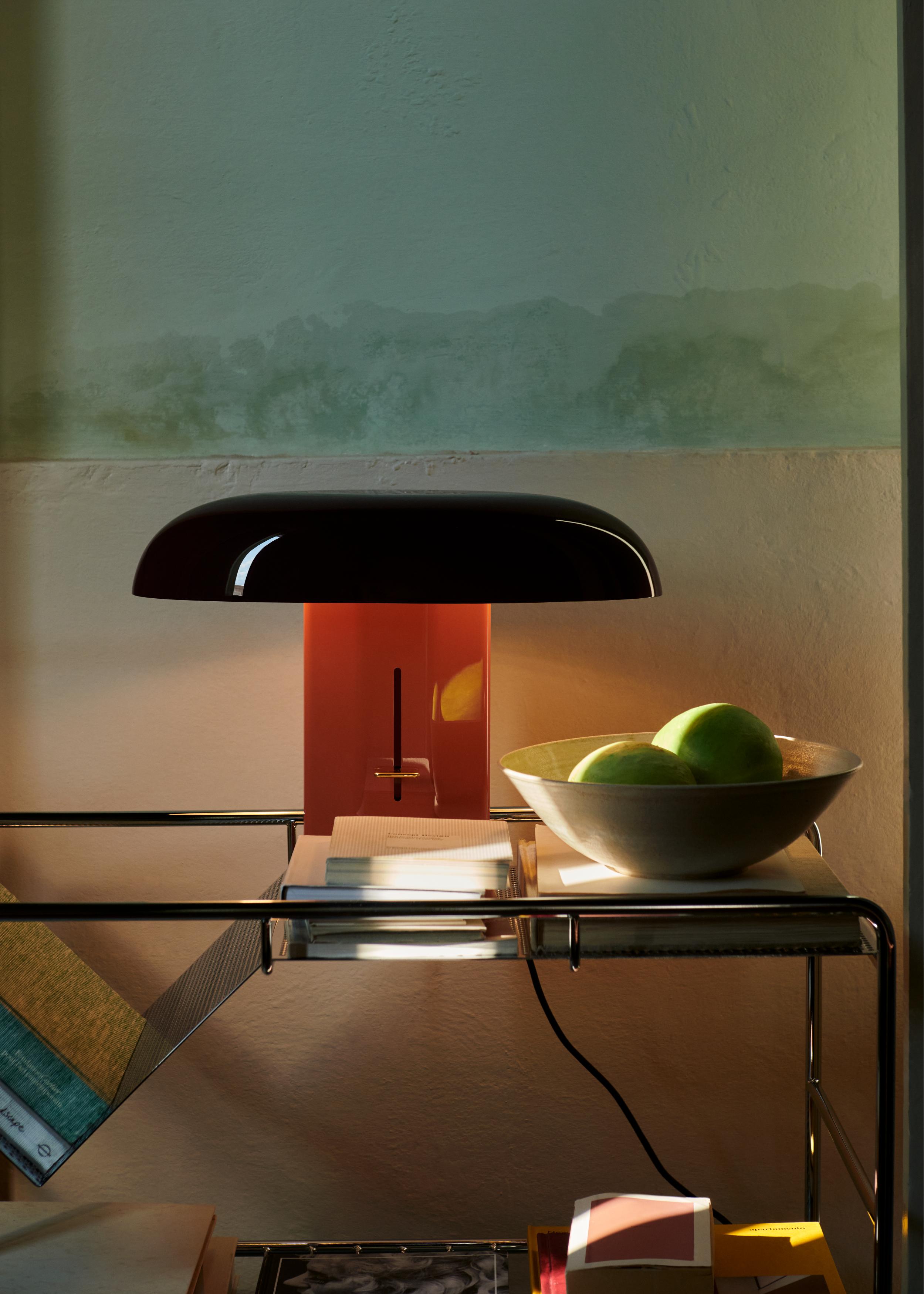 Tischlampe MONTERA JH42 mit rubinrotem Schirm und bernsteinfarbenem Fuß.
