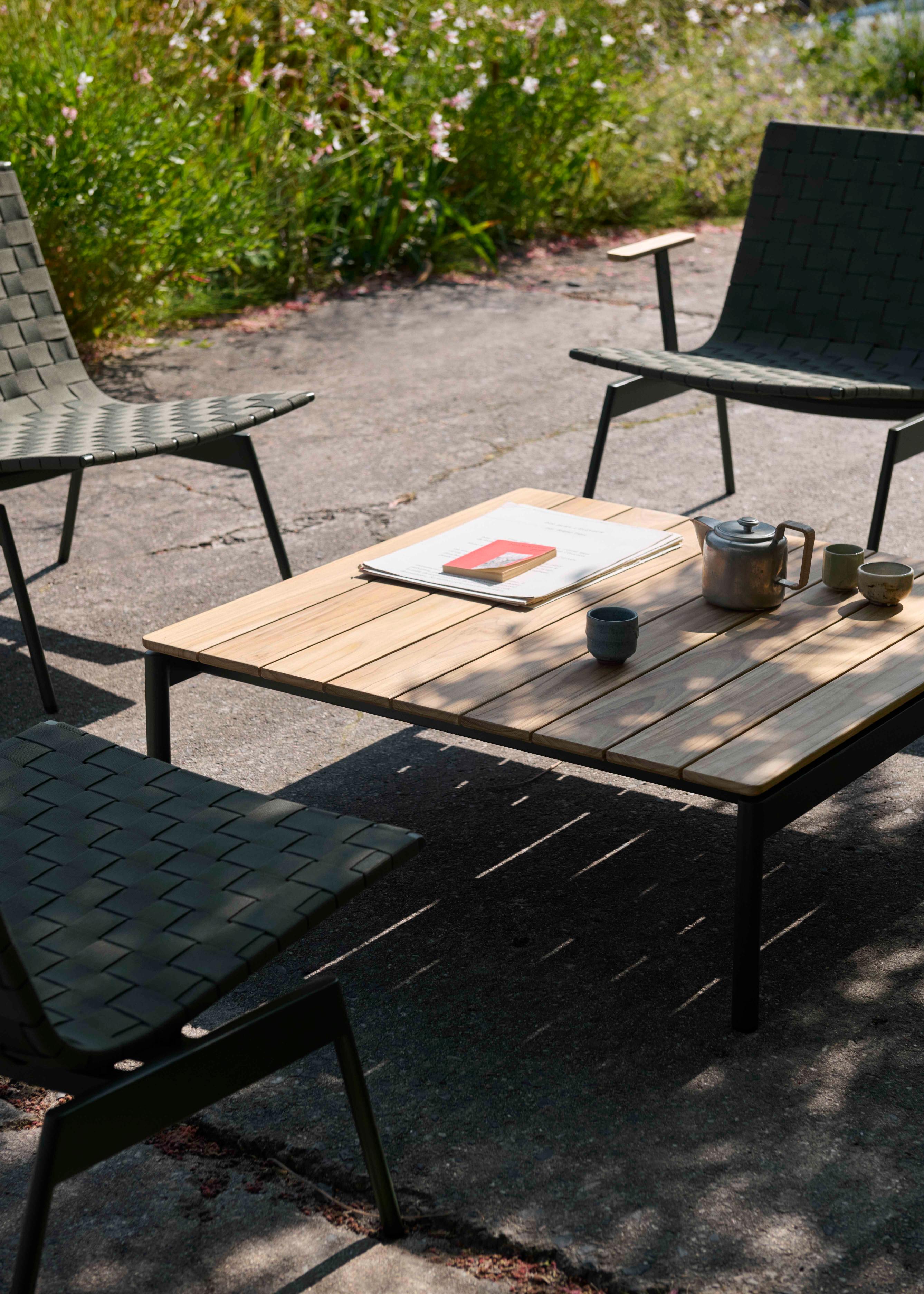 Außenkaffee Tisch VILLE AV50 Teakholz mit dunkelgrünem Gestell