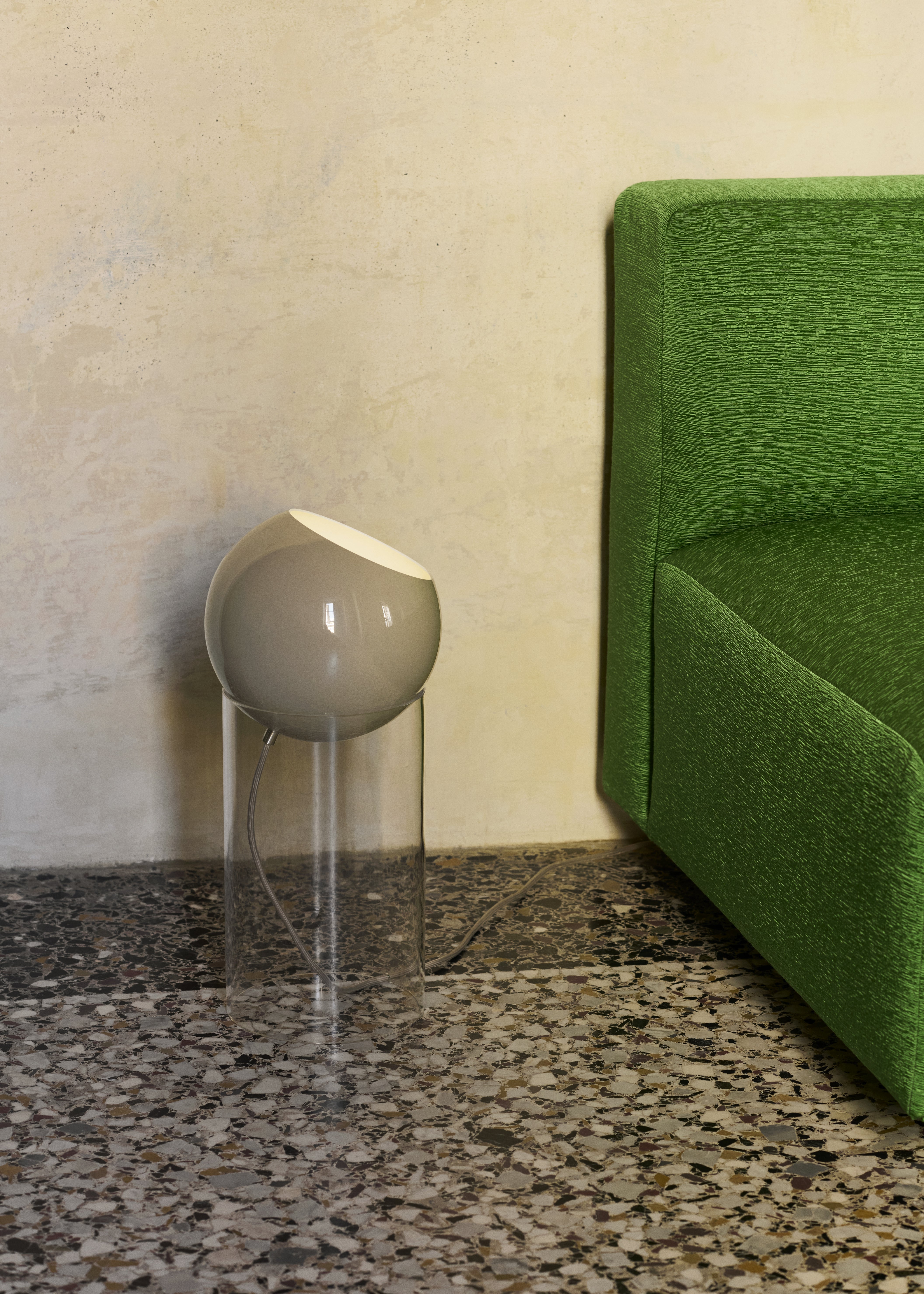 Tischlampe TOPAN mit graubeigem Schirm und transparenter Basis