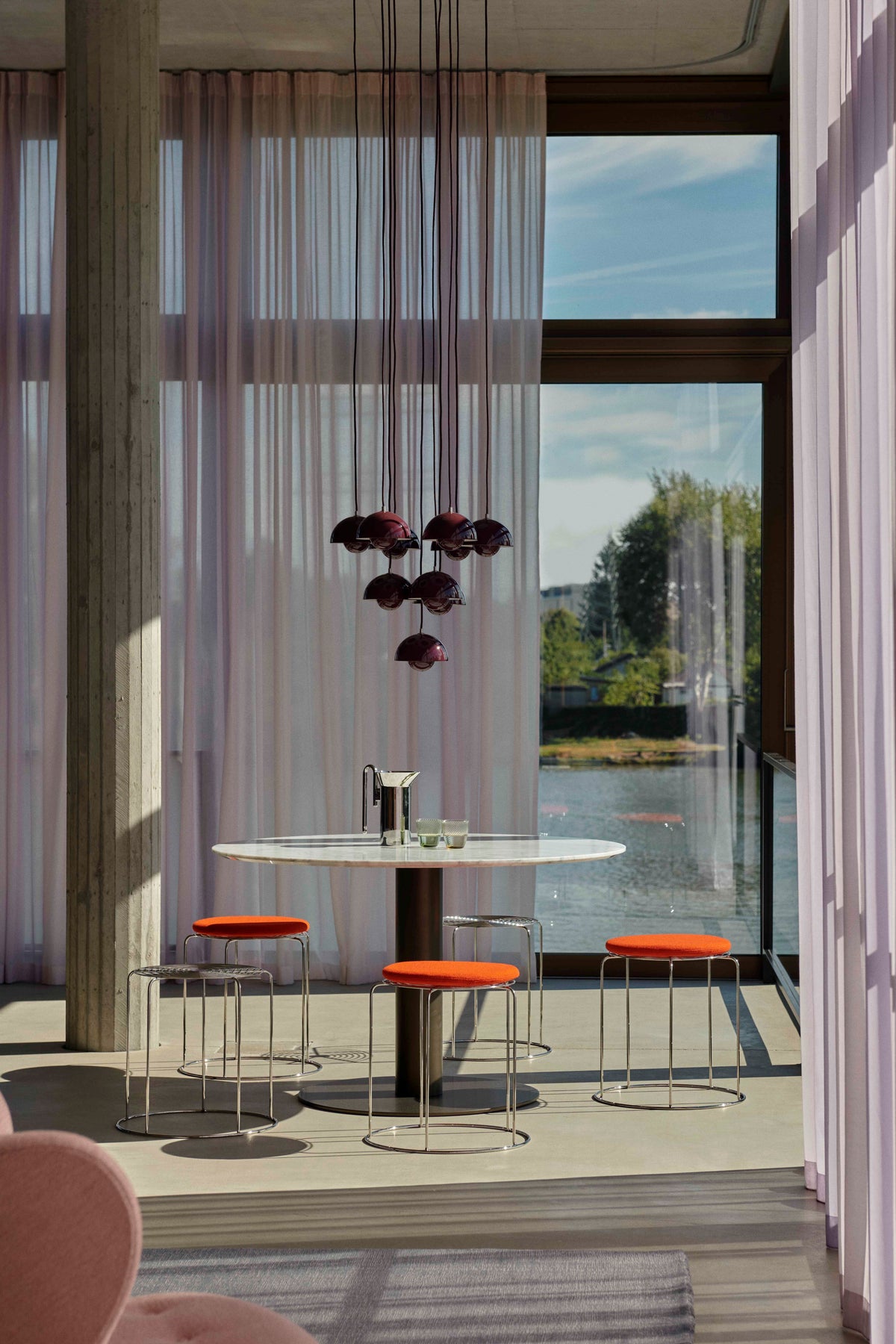 Blumenampel FLOWERPOT VP1 in dunkler Pflaume