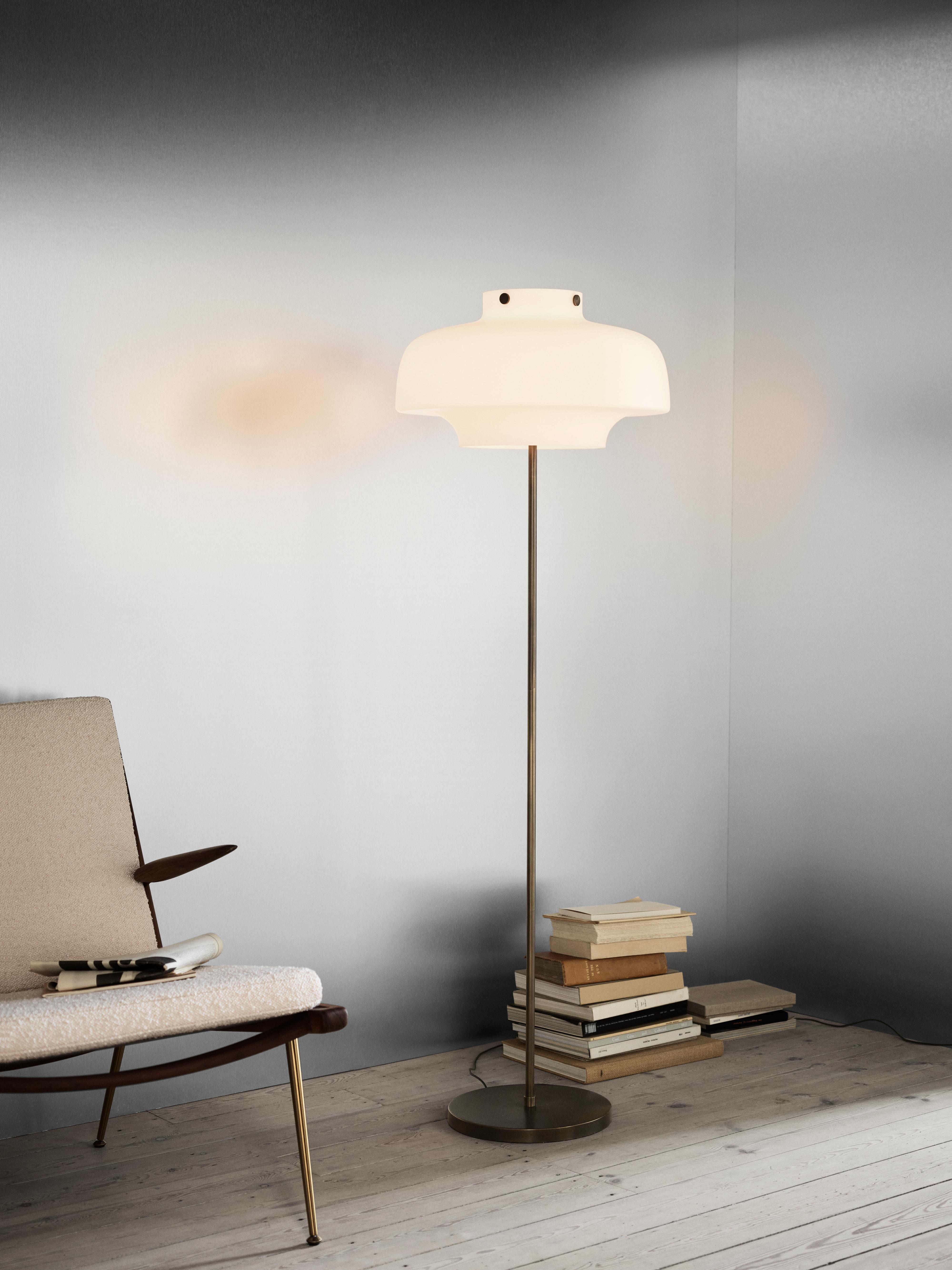 Stehlampe COPENHAGEN SC14 mit opalisiertem Schirm und brüniertem Messingfuß