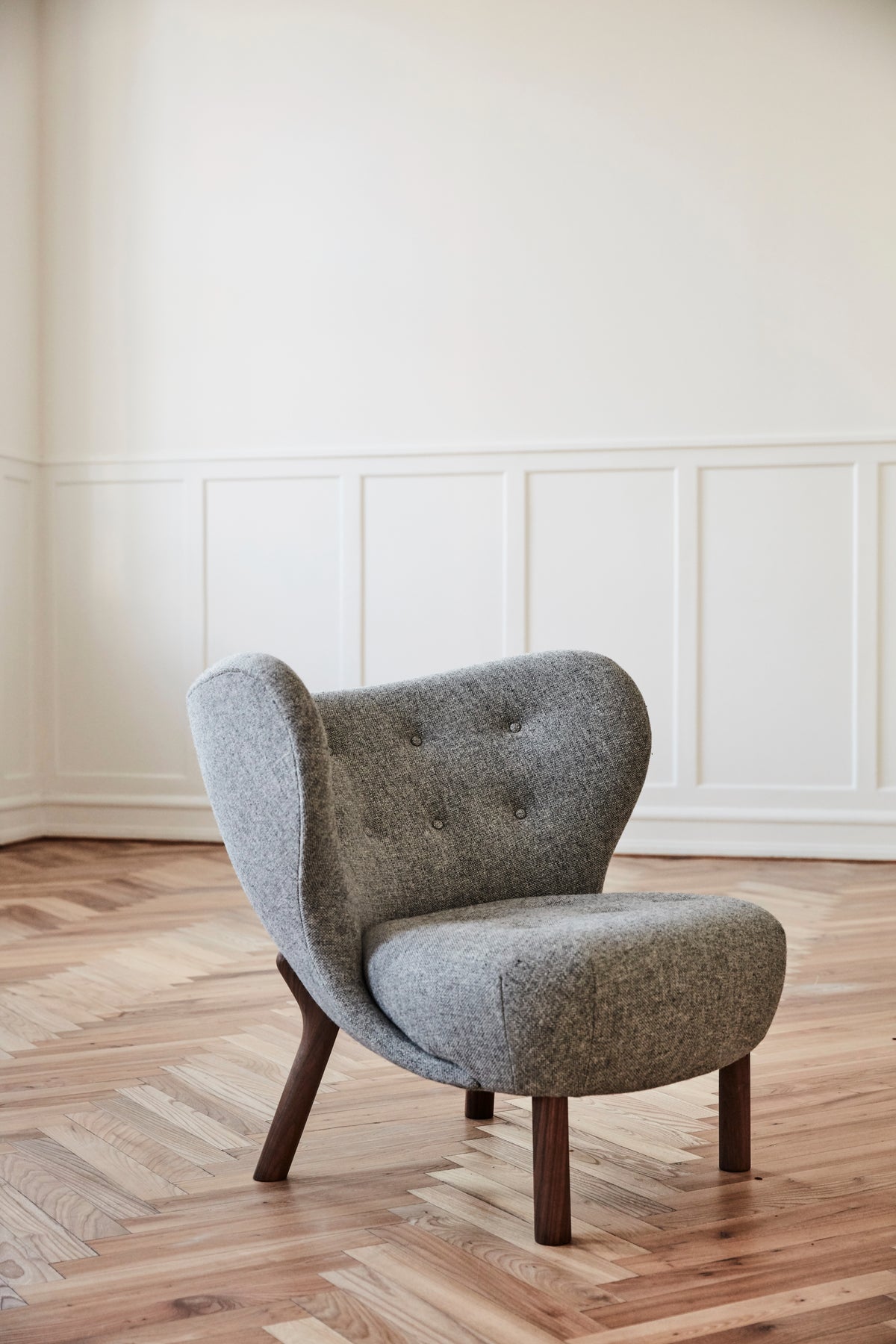 Sessel LITTLE PETRA VB1 gepolstert mit Nussbaumfuß