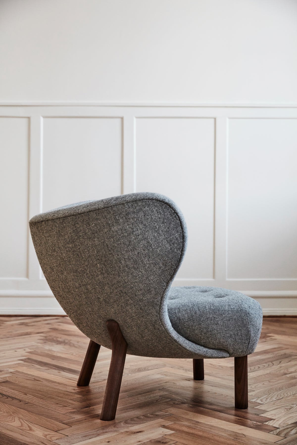 Sessel LITTLE PETRA VB1 gepolstert mit Nussbaumfuß