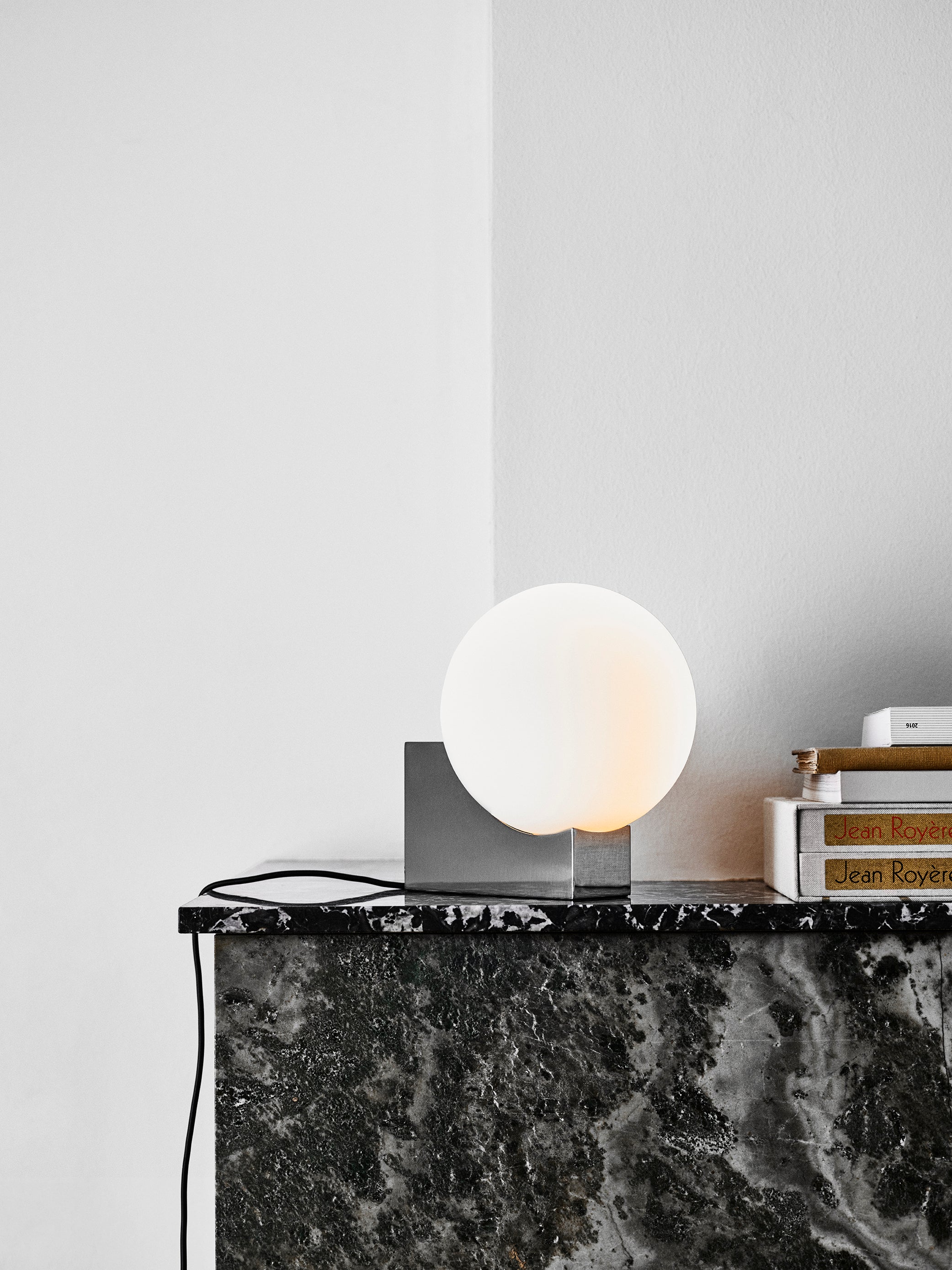 Tischlampe JOURNEY SH1 mit milchigem Schirm und grauem Fuß