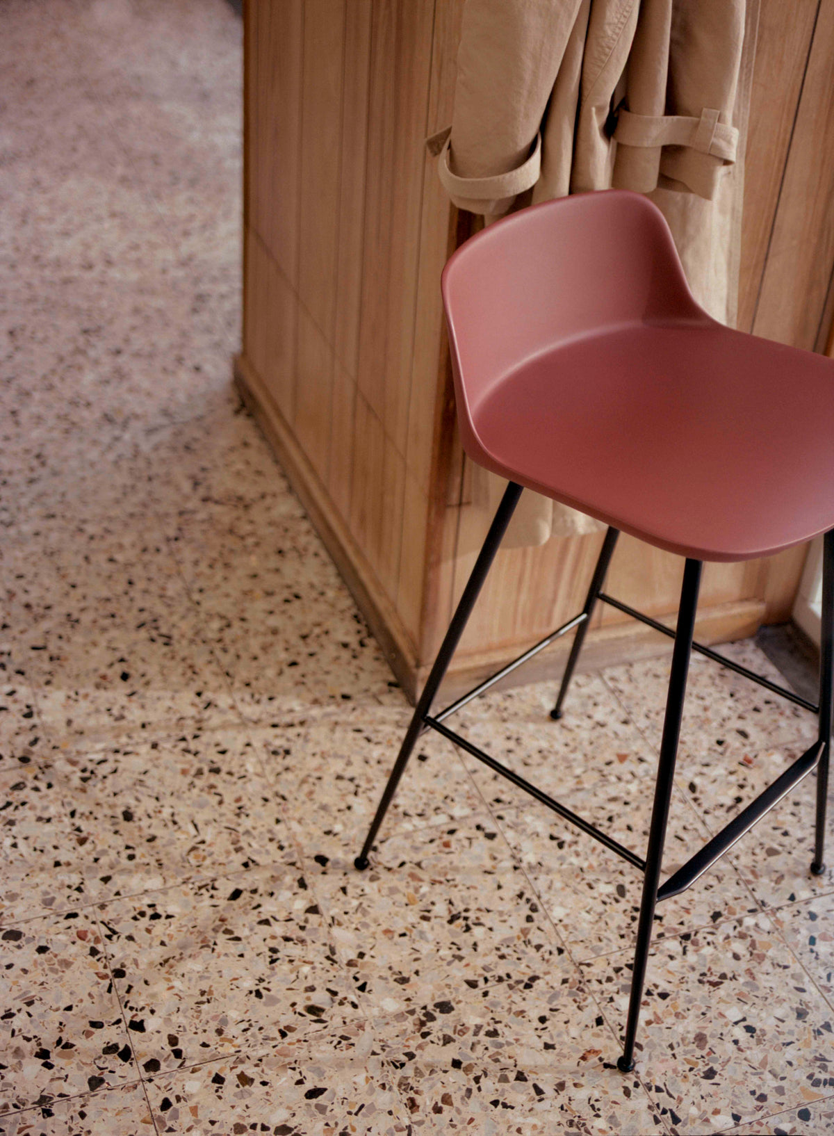 Hocker RELY weiß mit braunem Stahlgestell