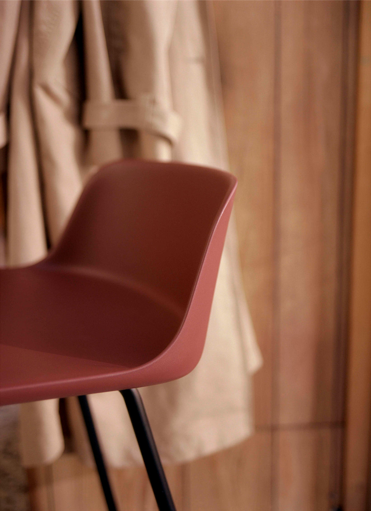 Hocker RELY weiß mit braunem Stahlgestell
